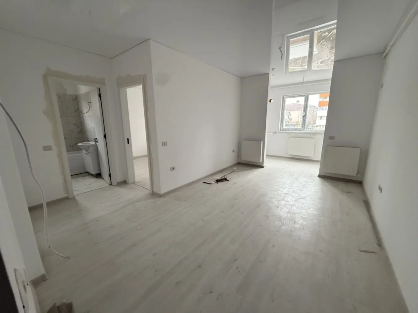 Apartament 2 camere bloc finalizat - Militari Residence - TVA INCLUS !! Comision 0% Oferta de vanzare apartament cu 2 camere decomandat, situat la etajul 1 al unui bloc nou, ce dispune de lift. Suprafața utilă de aproximativ 50 mp oferă un spațiu generos și eficient compartimentat, ideal pentru un cuplu sau o familie mică. Apartamentul este disponibil pentru mutare imediată și beneficiază de o locație excelentă în zona Militari Residence, într-o zonă liniștită, dar în apropierea tuturor facilităților necesare unei vieți confortabile: - Parc în apropiere - Școală și grădiniță în zonă - Acces rapid la transport public - Mall, magazine și centre comerciale în apropiere Imobilul este situat într-un bloc cu 3 etaje, recent construit, perfect pentru un trai modern. *Caracteristici:* - Suprafață utilă: aproximativ 50 mp - 2 camere decomandate Pentru mai multe detalii sau pentru programarea unei vizionări, nu ezitați să ne contactați! }}