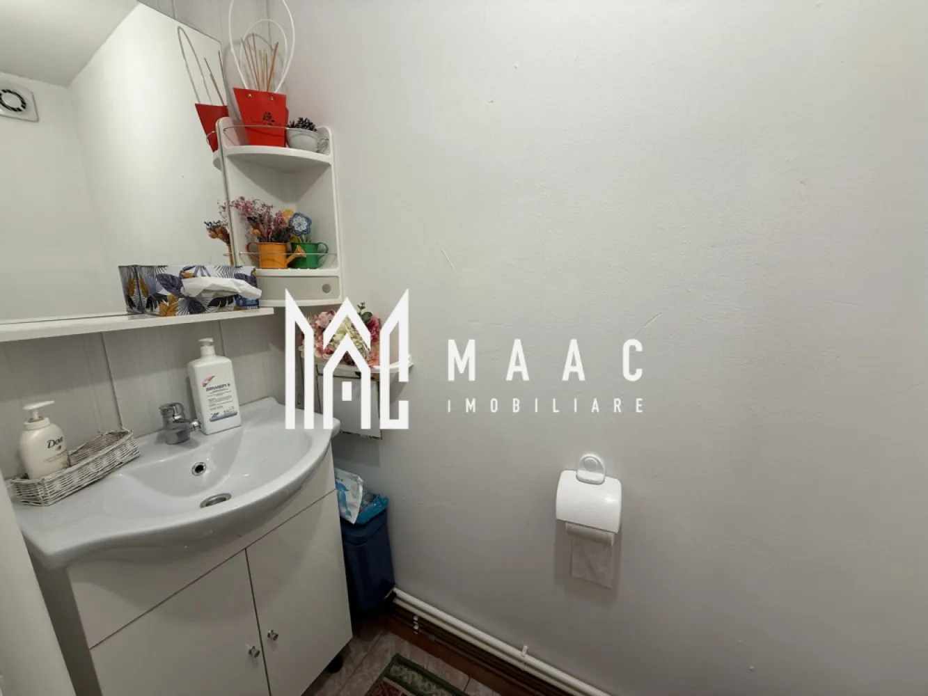 Casa pentru investitie | 8 camere | 215MP | P+M | Zona Garii - MAAC Imobiliare vă prezintă spre vânzare o proprietate cu potențial investițional ridicat, situată în zona Zona Gării Sibiu, aproape de punctele principale de interes ale orașului Sibiu. Caracteristici: Casă cu 8 camere, ideală pentru investiție. Regim de înălțime Parter + Mansardă + Pod. Suprafață utilă: 215 mp. Mansarda este intabulată și a fost construită în anul 2000. Proprietatea este în prezent închiriată integral, generând venit constant. Compartimentare parter: Spațiu comercial separat, închiriat în prezent, care dispune de baie proprie și spațiu pentru depozitare. Apartament cu 2 camere, cu suprafață utilă de aproximativ 110 mp. Apartamentul are acces atât din curte, cât și direct din strada principală. Compartimentare apartament: living, dormitor, bucătărie, hol și două băi. Acest spațiu este în prezent închiriat. Compartimentare mansardă: 6 camere separate, fiecare cu baie proprie. Una dintre camere beneficiază și de balcon. Toate camerele sunt în prezent închiriate studenților. Curte și acces: Curte comună, utilizată împreună cu încă doi vecini care au drept de servitute. Acces facil din strada principală. Avantaje investiționale Proprietatea este complet ocupată cu chiriași. Venituri active din mai multe spații locative și comerciale. Posibilitatea preluării proprietății împreună cu afacerea existentă. Localizare excelentă, aproape de gară, transport public, magazine și instituții de învățământ. Pentru mai multe detalii precizati telefonic ca ati vazut anuntul cu ID: CP2962172 }}