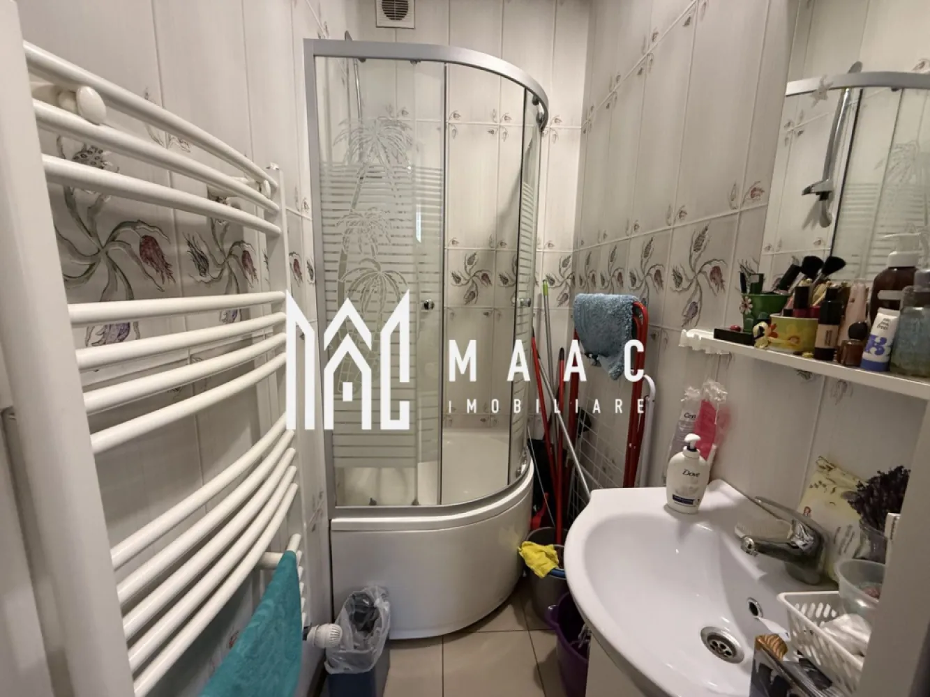 Casa pentru investitie | 8 camere | 215MP | P+M | Zona Garii - MAAC Imobiliare vă prezintă spre vânzare o proprietate cu potențial investițional ridicat, situată în zona Zona Gării Sibiu, aproape de punctele principale de interes ale orașului Sibiu. Caracteristici: Casă cu 8 camere, ideală pentru investiție. Regim de înălțime Parter + Mansardă + Pod. Suprafață utilă: 215 mp. Mansarda este intabulată și a fost construită în anul 2000. Proprietatea este în prezent închiriată integral, generând venit constant. Compartimentare parter: Spațiu comercial separat, închiriat în prezent, care dispune de baie proprie și spațiu pentru depozitare. Apartament cu 2 camere, cu suprafață utilă de aproximativ 110 mp. Apartamentul are acces atât din curte, cât și direct din strada principală. Compartimentare apartament: living, dormitor, bucătărie, hol și două băi. Acest spațiu este în prezent închiriat. Compartimentare mansardă: 6 camere separate, fiecare cu baie proprie. Una dintre camere beneficiază și de balcon. Toate camerele sunt în prezent închiriate studenților. Curte și acces: Curte comună, utilizată împreună cu încă doi vecini care au drept de servitute. Acces facil din strada principală. Avantaje investiționale Proprietatea este complet ocupată cu chiriași. Venituri active din mai multe spații locative și comerciale. Posibilitatea preluării proprietății împreună cu afacerea existentă. Localizare excelentă, aproape de gară, transport public, magazine și instituții de învățământ. Pentru mai multe detalii precizati telefonic ca ati vazut anuntul cu ID: CP2962172 }}