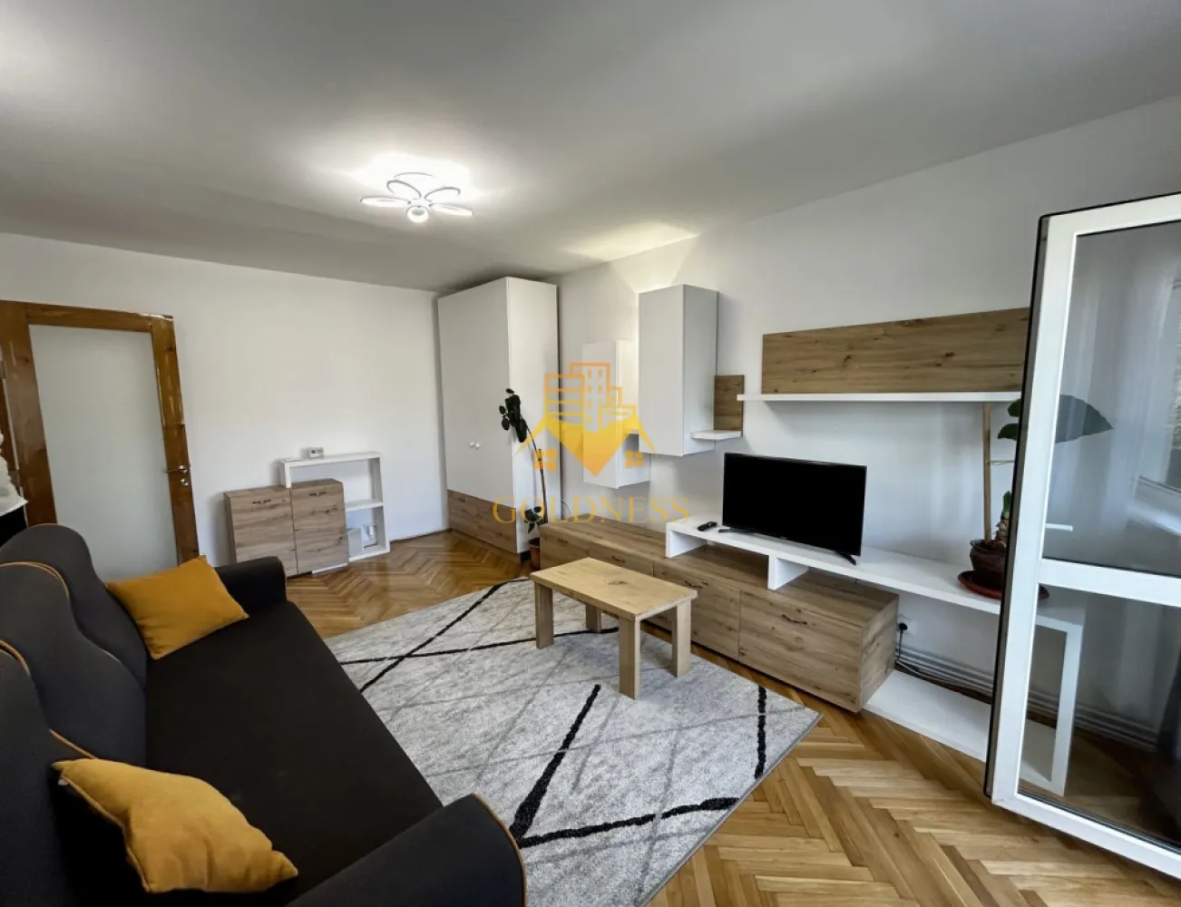 3 camere decomandate, UMF, USAMV, Regina Maria, Louis Pasteur, Zorilor - GOLDNESS Imobiliare vă propune spre închiriere un apartament cu 3 camere decomandate, complet mobilat și utilat, la etajul 3 într-un imobil de 4 etaje, în cartierul Zorilor
Este posibilitare de in zona
Apartamentul este compartimentat astfel:
 - un dormitor cu pat matrimonial, dressing, noptiere.
 - doua dormitoare cu canapele extensibile, dulapuri, birouri, comoda tv
 - 2 bai, una cu casa si una cu dus portabil, calorifer port prosop inox și dulap pentru depozitare.
 - bucătăria complet utilată si mobilata, loc de servit masa,
 - balcon de 5 mp.
 
Imobilul este dotat cu toate cele necesare- centrală proprie, frigider, aragaz, hotă, mașină de spălat haine si vase, etc. 

Dacă sunteți interesați de acest apartament și doriți să îl vizionați, dar și pentru alte oferte nu ezitați să ne contactați telefonic sau prin e-mail. Vă stăm la dispoziție!
Pentru intermediere se percepe un comision de 50% din prețul chiriei!