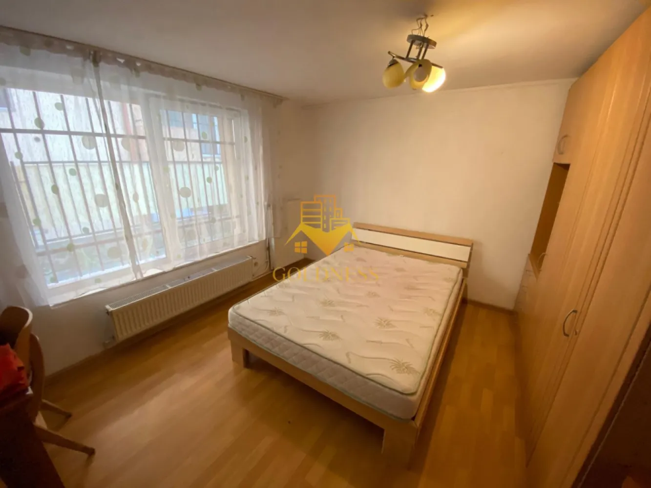 2 camere decomandate, Între Lacuri, Leroy Merlin, Profi, Pet Friendly - GOLDNESS Imobiliare vă propune spre închiriere un apartament cu 2 camere complet mobilat și utilat, la parter într-un imobil de 3 etaje, în Cartierul Intre Lacuri.
Posibilitatea de a parca in Zona!
Se află în apropierea stațiilor de transport în comun, magazine, restaurante, spații verzi, farmacii, etc. 

Apartamentul este compartimentat astfel:
 - dormitor cu pat matrimonial, dulap, birou
 - dormitor cu pat matrimonial, dressing, noptiere
 - bucatarie complet utilată și mobilata, loc de servit masa 
 - baie cu cabina de dus, calorifer port prosop și dulap pentru depozitare.

Imobilul este dotat cu toate cele necesare- centrală proprie, frigider, aragaz, hotă, mașină de spălat haine, etc. 

Dacă sunteți interesați de acest apartament și doriți să îl vizionați, dar și pentru alte oferte nu ezitați să ne contactați telefonic sau prin e-mail. Vă stăm la dispoziție!
Pentru intermediere se percepe un comision de 50% din prețul chiriei!