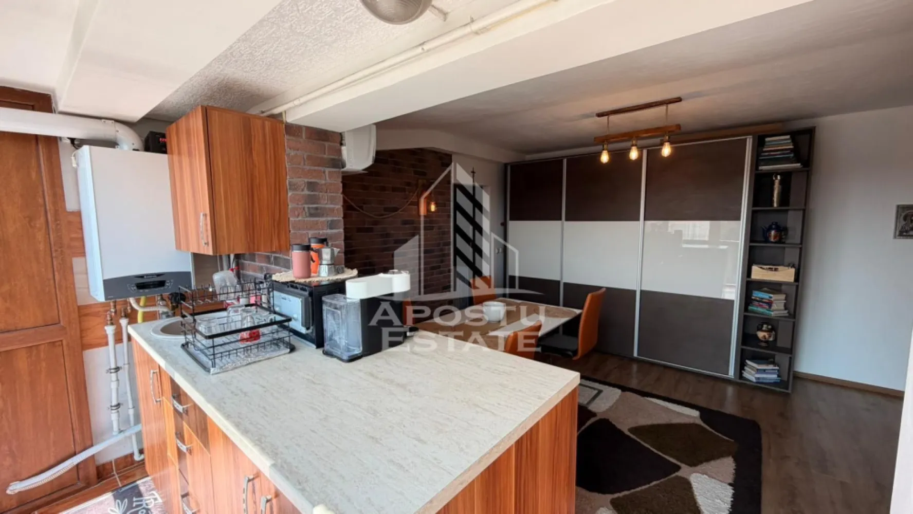 Apartament cu 3 camere de vanzare in zona Soarelui, Timisoara - Agentia imobiliara APOSTU ESTATE va propune spre vanzare un apartament cu 3 camere decomandate, situat in zona Soarelui, ideal pentru o familie care isi doreste confort, spatii generoase si o locuinta pregatita pentru mutare.

Apartamentul este amplasat la mansarda unui bloc construit in anul 1981, mansardarea fiind realizata in 2013. Beneficiaza de geamuri clasice (fara velux), izolatie cu vata minerala si pod vizitabil, oferind un plus de confort termic si spatiu pentru depozitare.

Compartimentare:
• Living generos, compartimentat in zona de living si zona de dining
• Bucatarie
• 2 dormitoare decomandate
• Dormitor matrimonial cu balcon
• 2 bai (o baie de serviciu si o baie cu cada, geam pentru aerisire naturala si bideu)

Caracteristici si dotari:
• Compartimentare decomandata
• Mansarda cu geamuri clasice, fara velux
• Izolatie cu vata minerala
• Pod vizitabil
• Se vinde complet mobilat si utilat, gata pentru mutare
• Locuri de parcare disponibile
• Curte interioara destinata exclusiv rezidentilor

Vecinatati:
• Mijloace de transport in comun
• Magazine si supermarketuri
• Scoli si gradinite
• Parcuri si zone verzi

Apartamentul se remarca prin compartimentarea eficienta, suprafata generoasa si confortul oferit, fiind o alegere excelenta atat pentru locuinta proprie, cat si pentru investitie.

Pentru mai multe detalii si programarea unei vizionari, va stam cu drag la dispozitie.

Agentia imobiliara Apostu Estate va ofera consultanta bancara gratuita prin intermediul colaboratorilor nostri pentru alegerea celui mai potrivit tip de credit, astfel incat tu sa devi noul proprietar al acestui apartament.
CP3211679