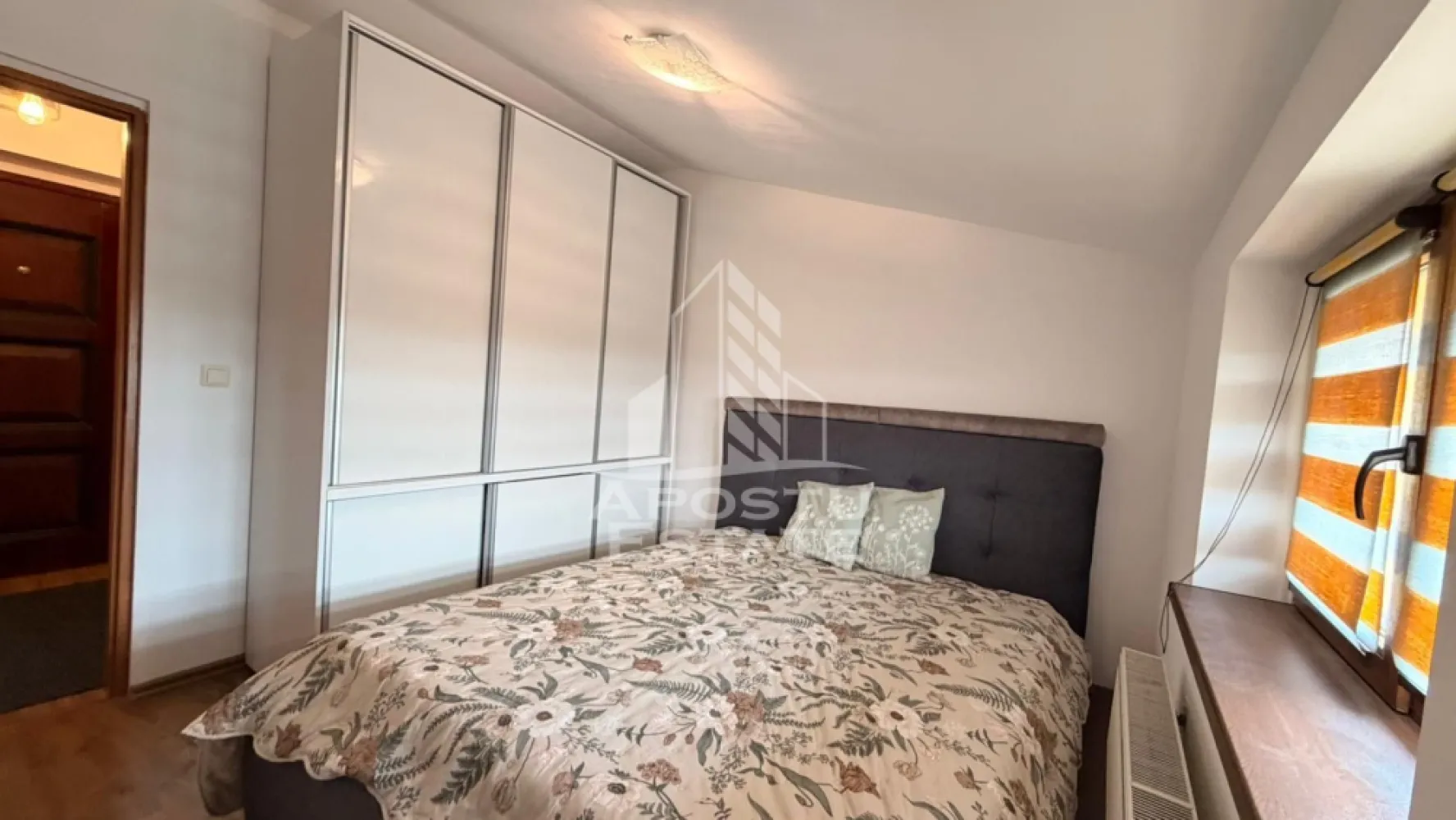 Apartament cu 3 camere de vanzare in zona Soarelui, Timisoara - Agentia imobiliara APOSTU ESTATE va propune spre vanzare un apartament cu 3 camere decomandate, situat in zona Soarelui, ideal pentru o familie care isi doreste confort, spatii generoase si o locuinta pregatita pentru mutare.

Apartamentul este amplasat la mansarda unui bloc construit in anul 1981, mansardarea fiind realizata in 2013. Beneficiaza de geamuri clasice (fara velux), izolatie cu vata minerala si pod vizitabil, oferind un plus de confort termic si spatiu pentru depozitare.

Compartimentare:
• Living generos, compartimentat in zona de living si zona de dining
• Bucatarie
• 2 dormitoare decomandate
• Dormitor matrimonial cu balcon
• 2 bai (o baie de serviciu si o baie cu cada, geam pentru aerisire naturala si bideu)

Caracteristici si dotari:
• Compartimentare decomandata
• Mansarda cu geamuri clasice, fara velux
• Izolatie cu vata minerala
• Pod vizitabil
• Se vinde complet mobilat si utilat, gata pentru mutare
• Locuri de parcare disponibile
• Curte interioara destinata exclusiv rezidentilor

Vecinatati:
• Mijloace de transport in comun
• Magazine si supermarketuri
• Scoli si gradinite
• Parcuri si zone verzi

Apartamentul se remarca prin compartimentarea eficienta, suprafata generoasa si confortul oferit, fiind o alegere excelenta atat pentru locuinta proprie, cat si pentru investitie.

Pentru mai multe detalii si programarea unei vizionari, va stam cu drag la dispozitie.

Agentia imobiliara Apostu Estate va ofera consultanta bancara gratuita prin intermediul colaboratorilor nostri pentru alegerea celui mai potrivit tip de credit, astfel incat tu sa devi noul proprietar al acestui apartament.
CP3211679