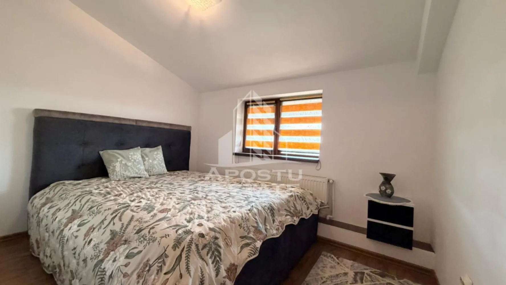 Apartament cu 3 camere de vanzare in zona Soarelui, Timisoara - Agentia imobiliara APOSTU ESTATE va propune spre vanzare un apartament cu 3 camere decomandate, situat in zona Soarelui, ideal pentru o familie care isi doreste confort, spatii generoase si o locuinta pregatita pentru mutare.

Apartamentul este amplasat la mansarda unui bloc construit in anul 1981, mansardarea fiind realizata in 2013. Beneficiaza de geamuri clasice (fara velux), izolatie cu vata minerala si pod vizitabil, oferind un plus de confort termic si spatiu pentru depozitare.

Compartimentare:
• Living generos, compartimentat in zona de living si zona de dining
• Bucatarie
• 2 dormitoare decomandate
• Dormitor matrimonial cu balcon
• 2 bai (o baie de serviciu si o baie cu cada, geam pentru aerisire naturala si bideu)

Caracteristici si dotari:
• Compartimentare decomandata
• Mansarda cu geamuri clasice, fara velux
• Izolatie cu vata minerala
• Pod vizitabil
• Se vinde complet mobilat si utilat, gata pentru mutare
• Locuri de parcare disponibile
• Curte interioara destinata exclusiv rezidentilor

Vecinatati:
• Mijloace de transport in comun
• Magazine si supermarketuri
• Scoli si gradinite
• Parcuri si zone verzi

Apartamentul se remarca prin compartimentarea eficienta, suprafata generoasa si confortul oferit, fiind o alegere excelenta atat pentru locuinta proprie, cat si pentru investitie.

Pentru mai multe detalii si programarea unei vizionari, va stam cu drag la dispozitie.

Agentia imobiliara Apostu Estate va ofera consultanta bancara gratuita prin intermediul colaboratorilor nostri pentru alegerea celui mai potrivit tip de credit, astfel incat tu sa devi noul proprietar al acestui apartament.
CP3211679