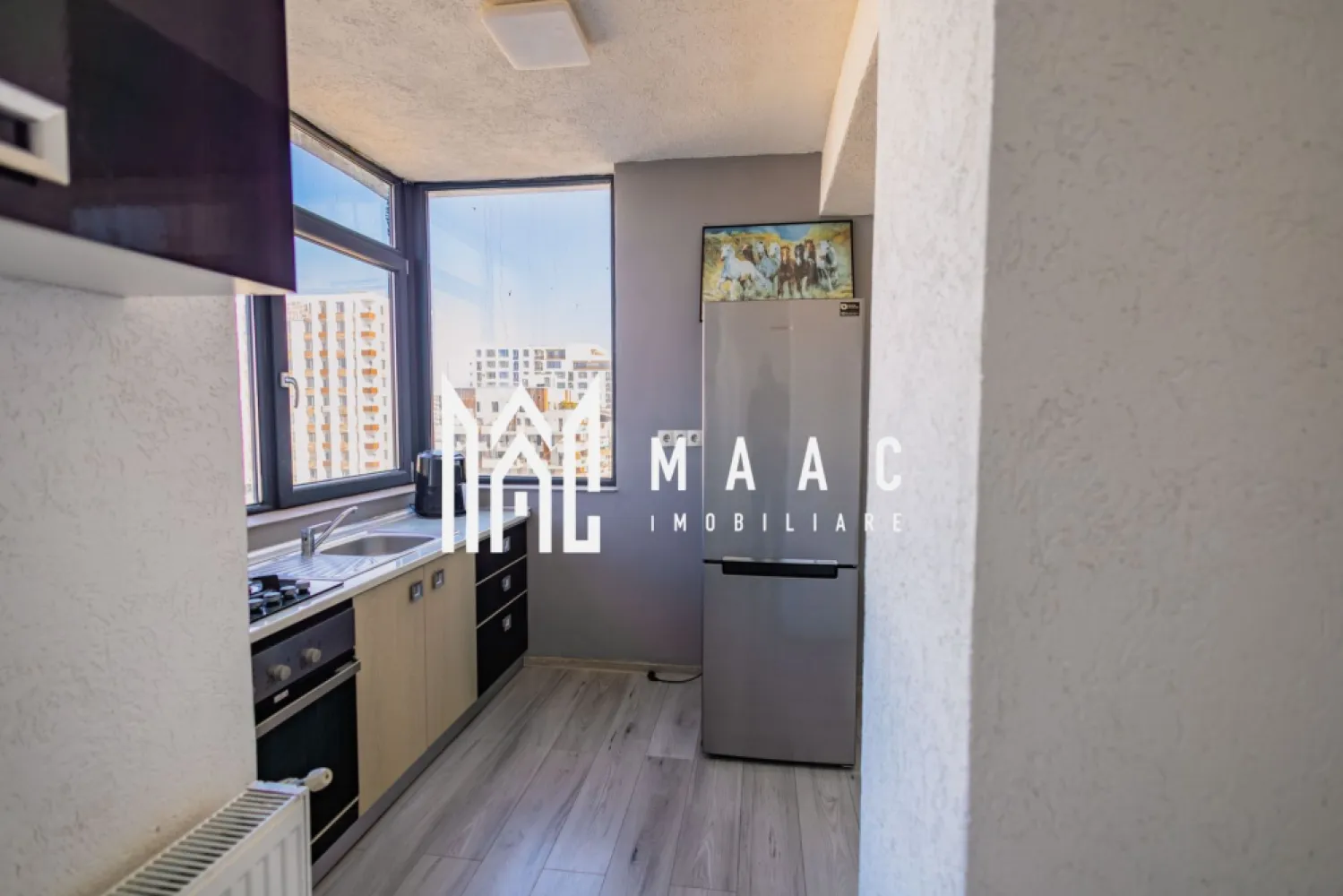 Apartament 3 camere I 70 mp I Vedere panoramică I Doamna Stanca - MAAC Imobiliare vă propune spre vânzare un apartament modern cu 3 camere, situat în zona Doamna Stanca din Sibiu, chiar lângă Dedeman, una dintre cele mai căutate locații rezidențiale, cu acces rapid către centre comerciale și principalele artere ale orașului. Apartamentul este amplasat la etajul 5 al unui imobil construit în 2017, cu regim de înălțime P+10 și lift, într-un bloc izolat termic. Suprafața utilă este de 70 mp, iar compartimentarea este eficientă și bine proporționată. Compartimentare: -living cu bucătărie open-space: 34,5 mp -dormitor 1: 13,8 mp -dormitor 2: 13,4 mp -hol: 3,88 mp -baie: 4,3 mp -balcon: 4,4 mp, cu acces din living și dintr-un dormitor Locuința este foarte luminoasă, cu ferestre mari și vedere panoramică. Beneficiază de centrală termică proprie și încălzire prin calorifere, asigurând confort termic optim și costuri reduse de întreținere. Avantaje: -bloc construit în 2017 -etaj intermediar 5 din 10 -lift -bloc izolat termic -acces rapid la mijloace de transport în comun -zonă cu dezvoltare rezidențială intensă -potrivit pentru locuință personală sau investiție, cu potențial bun de închiriere Amplasarea în zona Doamna Stanca oferă acces facil către centre comerciale, școli, grădinițe, supermarketuri și zone de birouri, fiind o opțiune atractivă pe piața imobiliară din Sibiu. Pentru detalii suplimentare sau programarea unei vizionări vă rugăm să menționați la telefon numărul CP2672625. }}