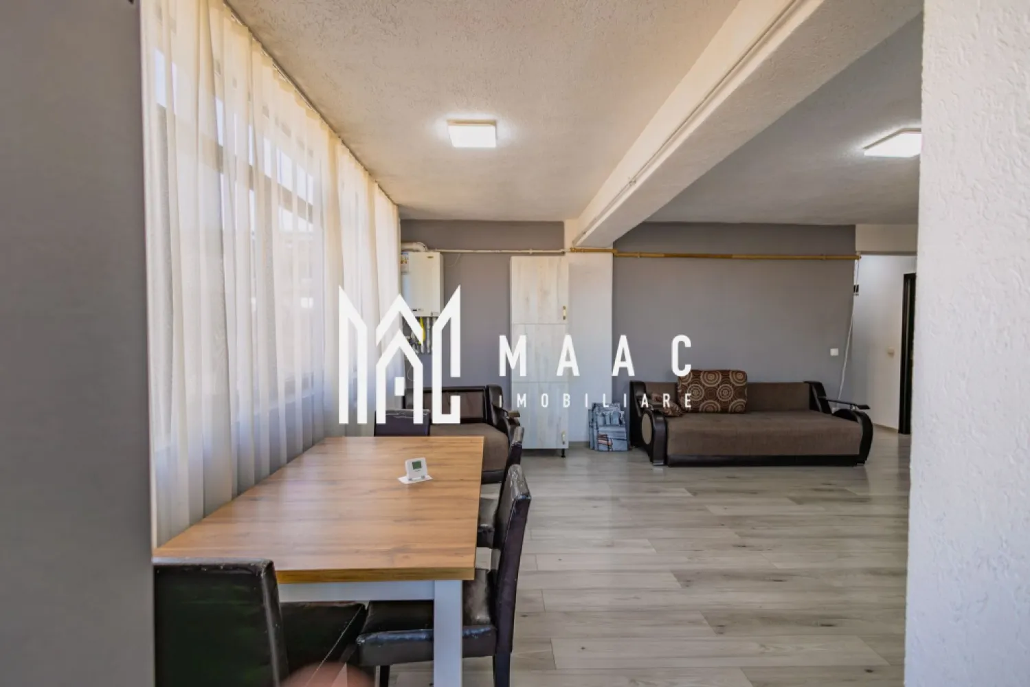 Apartament 3 camere I 70 mp I Vedere panoramică I Doamna Stanca - MAAC Imobiliare vă propune spre vânzare un apartament modern cu 3 camere, situat în zona Doamna Stanca din Sibiu, chiar lângă Dedeman, una dintre cele mai căutate locații rezidențiale, cu acces rapid către centre comerciale și principalele artere ale orașului. Apartamentul este amplasat la etajul 5 al unui imobil construit în 2017, cu regim de înălțime P+10 și lift, într-un bloc izolat termic. Suprafața utilă este de 70 mp, iar compartimentarea este eficientă și bine proporționată. Compartimentare: -living cu bucătărie open-space: 34,5 mp -dormitor 1: 13,8 mp -dormitor 2: 13,4 mp -hol: 3,88 mp -baie: 4,3 mp -balcon: 4,4 mp, cu acces din living și dintr-un dormitor Locuința este foarte luminoasă, cu ferestre mari și vedere panoramică. Beneficiază de centrală termică proprie și încălzire prin calorifere, asigurând confort termic optim și costuri reduse de întreținere. Avantaje: -bloc construit în 2017 -etaj intermediar 5 din 10 -lift -bloc izolat termic -acces rapid la mijloace de transport în comun -zonă cu dezvoltare rezidențială intensă -potrivit pentru locuință personală sau investiție, cu potențial bun de închiriere Amplasarea în zona Doamna Stanca oferă acces facil către centre comerciale, școli, grădinițe, supermarketuri și zone de birouri, fiind o opțiune atractivă pe piața imobiliară din Sibiu. Pentru detalii suplimentare sau programarea unei vizionări vă rugăm să menționați la telefon numărul CP2672625. }}