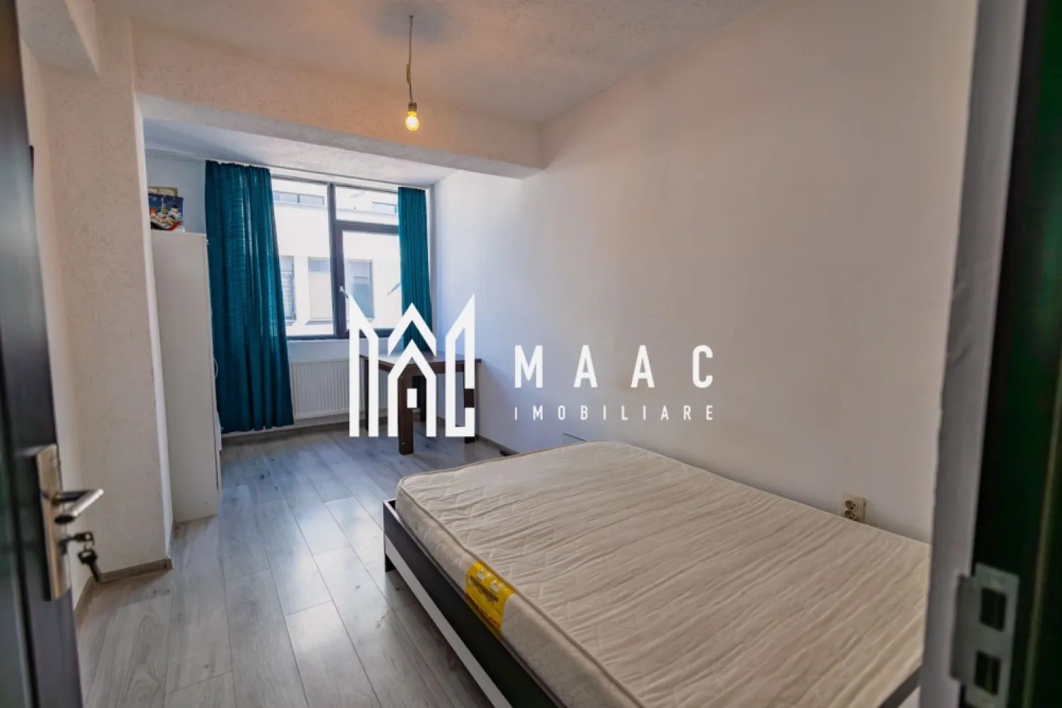 Apartament 3 camere I 70 mp I Vedere panoramică I Doamna Stanca - MAAC Imobiliare vă propune spre vânzare un apartament modern cu 3 camere, situat în zona Doamna Stanca din Sibiu, chiar lângă Dedeman, una dintre cele mai căutate locații rezidențiale, cu acces rapid către centre comerciale și principalele artere ale orașului. Apartamentul este amplasat la etajul 5 al unui imobil construit în 2017, cu regim de înălțime P+10 și lift, într-un bloc izolat termic. Suprafața utilă este de 70 mp, iar compartimentarea este eficientă și bine proporționată. Compartimentare: -living cu bucătărie open-space: 34,5 mp -dormitor 1: 13,8 mp -dormitor 2: 13,4 mp -hol: 3,88 mp -baie: 4,3 mp -balcon: 4,4 mp, cu acces din living și dintr-un dormitor Locuința este foarte luminoasă, cu ferestre mari și vedere panoramică. Beneficiază de centrală termică proprie și încălzire prin calorifere, asigurând confort termic optim și costuri reduse de întreținere. Avantaje: -bloc construit în 2017 -etaj intermediar 5 din 10 -lift -bloc izolat termic -acces rapid la mijloace de transport în comun -zonă cu dezvoltare rezidențială intensă -potrivit pentru locuință personală sau investiție, cu potențial bun de închiriere Amplasarea în zona Doamna Stanca oferă acces facil către centre comerciale, școli, grădinițe, supermarketuri și zone de birouri, fiind o opțiune atractivă pe piața imobiliară din Sibiu. Pentru detalii suplimentare sau programarea unei vizionări vă rugăm să menționați la telefon numărul CP2672625. }}