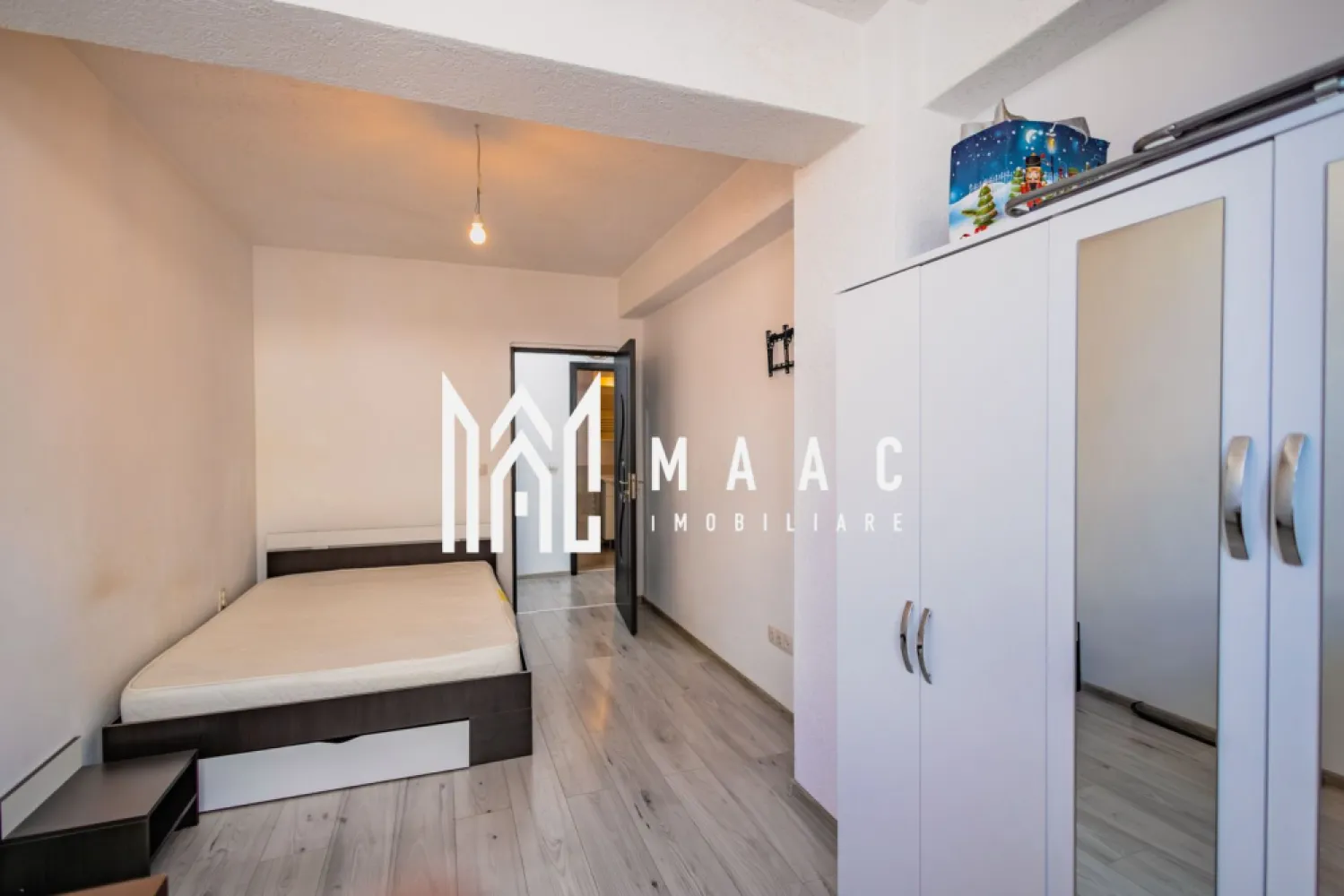 Apartament 3 camere I 70 mp I Vedere panoramică I Doamna Stanca - MAAC Imobiliare vă propune spre vânzare un apartament modern cu 3 camere, situat în zona Doamna Stanca din Sibiu, chiar lângă Dedeman, una dintre cele mai căutate locații rezidențiale, cu acces rapid către centre comerciale și principalele artere ale orașului. Apartamentul este amplasat la etajul 5 al unui imobil construit în 2017, cu regim de înălțime P+10 și lift, într-un bloc izolat termic. Suprafața utilă este de 70 mp, iar compartimentarea este eficientă și bine proporționată. Compartimentare: -living cu bucătărie open-space: 34,5 mp -dormitor 1: 13,8 mp -dormitor 2: 13,4 mp -hol: 3,88 mp -baie: 4,3 mp -balcon: 4,4 mp, cu acces din living și dintr-un dormitor Locuința este foarte luminoasă, cu ferestre mari și vedere panoramică. Beneficiază de centrală termică proprie și încălzire prin calorifere, asigurând confort termic optim și costuri reduse de întreținere. Avantaje: -bloc construit în 2017 -etaj intermediar 5 din 10 -lift -bloc izolat termic -acces rapid la mijloace de transport în comun -zonă cu dezvoltare rezidențială intensă -potrivit pentru locuință personală sau investiție, cu potențial bun de închiriere Amplasarea în zona Doamna Stanca oferă acces facil către centre comerciale, școli, grădinițe, supermarketuri și zone de birouri, fiind o opțiune atractivă pe piața imobiliară din Sibiu. Pentru detalii suplimentare sau programarea unei vizionări vă rugăm să menționați la telefon numărul CP2672625. }}