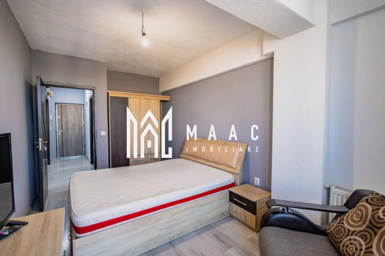 Apartament 3 camere I 70 mp I Vedere panoramică I Doamna Stanca - MAAC Imobiliare vă propune spre vânzare un apartament modern cu 3 camere, situat în zona Doamna Stanca din Sibiu, chiar lângă Dedeman, una dintre cele mai căutate locații rezidențiale, cu acces rapid către centre comerciale și principalele artere ale orașului. Apartamentul este amplasat la etajul 5 al unui imobil construit în 2017, cu regim de înălțime P+10 și lift, într-un bloc izolat termic. Suprafața utilă este de 70 mp, iar compartimentarea este eficientă și bine proporționată. Compartimentare: -living cu bucătărie open-space: 34,5 mp -dormitor 1: 13,8 mp -dormitor 2: 13,4 mp -hol: 3,88 mp -baie: 4,3 mp -balcon: 4,4 mp, cu acces din living și dintr-un dormitor Locuința este foarte luminoasă, cu ferestre mari și vedere panoramică. Beneficiază de centrală termică proprie și încălzire prin calorifere, asigurând confort termic optim și costuri reduse de întreținere. Avantaje: -bloc construit în 2017 -etaj intermediar 5 din 10 -lift -bloc izolat termic -acces rapid la mijloace de transport în comun -zonă cu dezvoltare rezidențială intensă -potrivit pentru locuință personală sau investiție, cu potențial bun de închiriere Amplasarea în zona Doamna Stanca oferă acces facil către centre comerciale, școli, grădinițe, supermarketuri și zone de birouri, fiind o opțiune atractivă pe piața imobiliară din Sibiu. Pentru detalii suplimentare sau programarea unei vizionări vă rugăm să menționați la telefon numărul CP2672625. }}