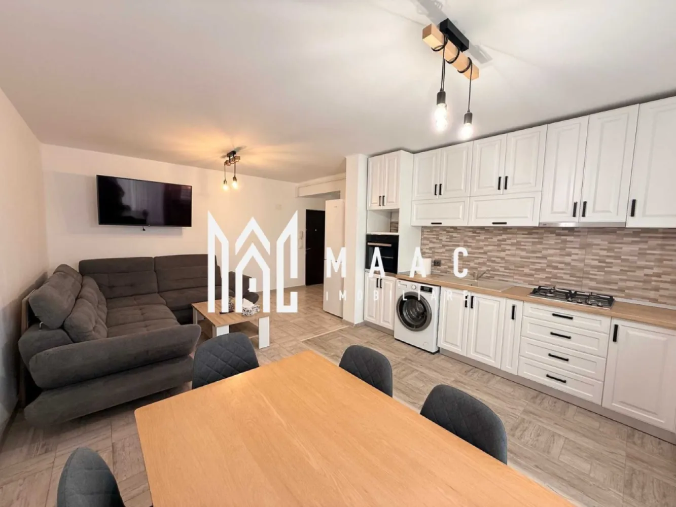 Apartament 3 camere | Etaj 1 | Terasă 10 mp | City Residence - MAAC Imobiliare vă propune spre închiriere un apartament modern cu 3 camere, situat la etajul 1 al unui imobil prevăzut cu lift, în ansamblul rezidențial City Residence Sibiu, cu acces facil către centrul orașului Sibiu, magazine, școli și mijloace de transport. Apartamentul este luminos, bine compartimentat și complet amenajat, fiind pregătit pentru mutare imediată. Compartimentare • living spațios și luminos cu bucătărie open-space • dormitor matrimonial cu baie proprie, dotată cu cadă și bideu • al doilea dormitor fiind spațios și luminos • a doua baie echipată cu cabină de duș • terasă generoasă de aproximativ 10 mp, dispusă pe întreaga lungime a apartamentului, ideală pentru relaxare sau amenajarea unei zone verzi Avantaje • imobil dotat cu lift • apartament complet mobilat și utilat • loc de parcare privat inclus în preț • zonă rezidențială modernă, cu acces rapid către principalele puncte de interes din oraș Pentru mai multe detalii sau pentru programarea unei vizionări, vă rugăm să ne contactați și să menționați ID-ul proprietății: CP2974119. }}