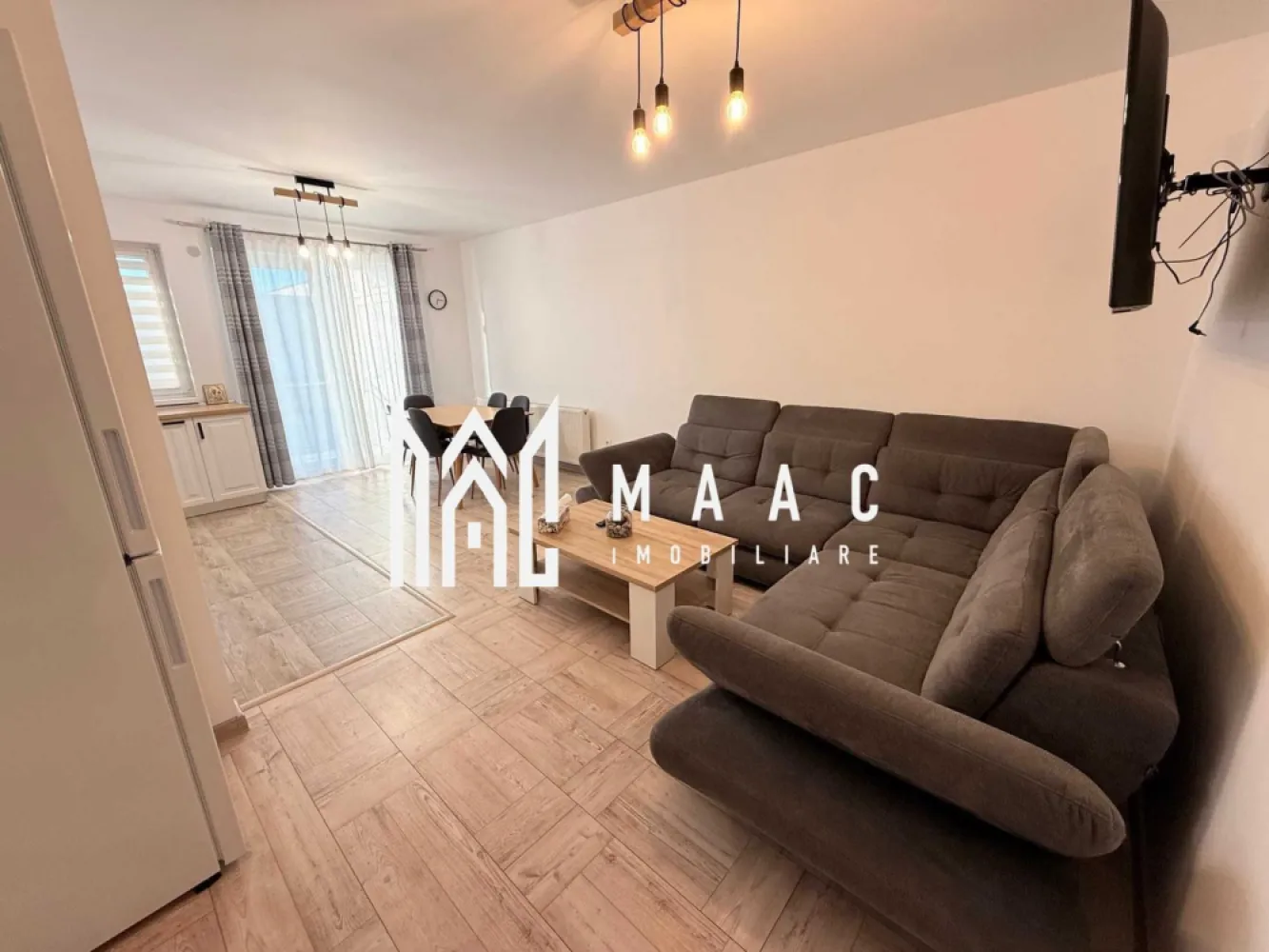Apartament 3 camere | Etaj 1 | Terasă 10 mp | City Residence - MAAC Imobiliare vă propune spre închiriere un apartament modern cu 3 camere, situat la etajul 1 al unui imobil prevăzut cu lift, în ansamblul rezidențial City Residence Sibiu, cu acces facil către centrul orașului Sibiu, magazine, școli și mijloace de transport. Apartamentul este luminos, bine compartimentat și complet amenajat, fiind pregătit pentru mutare imediată. Compartimentare • living spațios și luminos cu bucătărie open-space • dormitor matrimonial cu baie proprie, dotată cu cadă și bideu • al doilea dormitor fiind spațios și luminos • a doua baie echipată cu cabină de duș • terasă generoasă de aproximativ 10 mp, dispusă pe întreaga lungime a apartamentului, ideală pentru relaxare sau amenajarea unei zone verzi Avantaje • imobil dotat cu lift • apartament complet mobilat și utilat • loc de parcare privat inclus în preț • zonă rezidențială modernă, cu acces rapid către principalele puncte de interes din oraș Pentru mai multe detalii sau pentru programarea unei vizionări, vă rugăm să ne contactați și să menționați ID-ul proprietății: CP2974119. }}