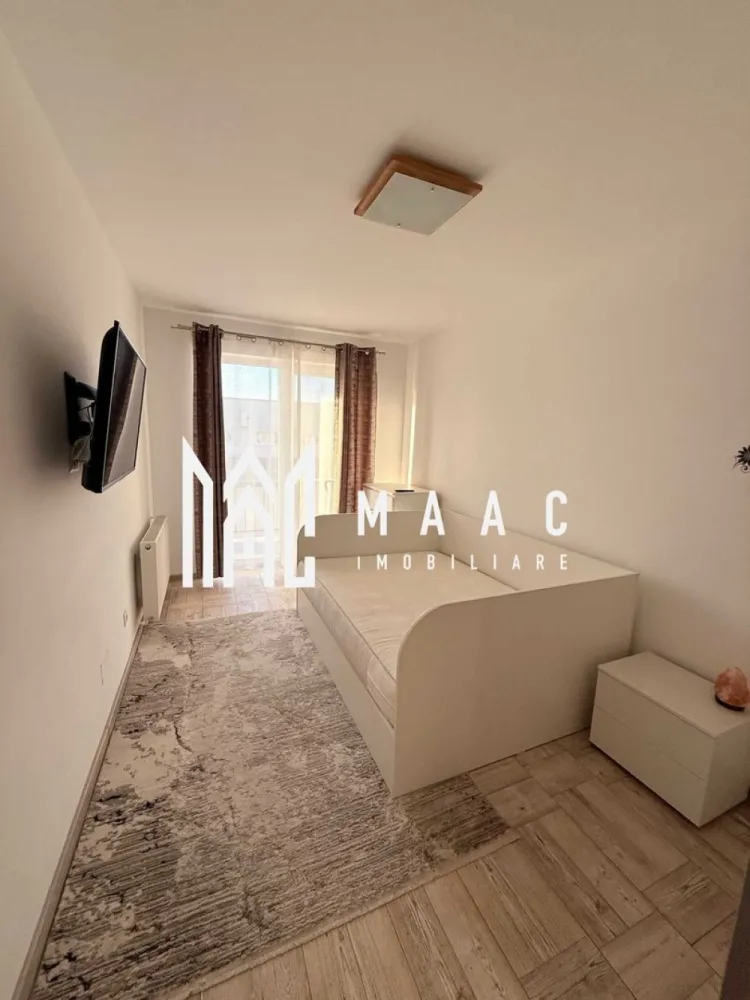 Apartament 3 camere | Etaj 1 | Terasă 10 mp | City Residence - MAAC Imobiliare vă propune spre închiriere un apartament modern cu 3 camere, situat la etajul 1 al unui imobil prevăzut cu lift, în ansamblul rezidențial City Residence Sibiu, cu acces facil către centrul orașului Sibiu, magazine, școli și mijloace de transport. Apartamentul este luminos, bine compartimentat și complet amenajat, fiind pregătit pentru mutare imediată. Compartimentare • living spațios și luminos cu bucătărie open-space • dormitor matrimonial cu baie proprie, dotată cu cadă și bideu • al doilea dormitor fiind spațios și luminos • a doua baie echipată cu cabină de duș • terasă generoasă de aproximativ 10 mp, dispusă pe întreaga lungime a apartamentului, ideală pentru relaxare sau amenajarea unei zone verzi Avantaje • imobil dotat cu lift • apartament complet mobilat și utilat • loc de parcare privat inclus în preț • zonă rezidențială modernă, cu acces rapid către principalele puncte de interes din oraș Pentru mai multe detalii sau pentru programarea unei vizionări, vă rugăm să ne contactați și să menționați ID-ul proprietății: CP2974119. }}