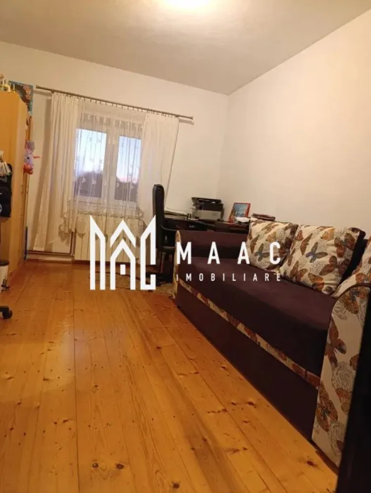 Apartament 3 camere | Etaj 1 | 99 MPU | Mobilat | Cisnadie - MAAC Imobiliare vă prezintă spre vânzare un apartament cu 3 camere, situat la etajul 1 al unei clădiri din Cisnădie. Caracteristici: Apartamentul ocupă integral etajul 1 al imobilului. Suprafață utilă de 99 mp. Intrare separată față de restul imobilului. Se vinde mobilat, fiind pregătit pentru mutare imediată. Acoperișul imobilului a fost schimbat recent. Compartimentare: Acces prin casă a scării proprie și hol de intrare. Al doilea hol interior care face legătura către toate încăperile. 3 dormitoare. Bucătărie separată. Baie. Debara practică pentru depozitare. Curte și spații comune: Curte comună în suprafață totală de 134 mp. Apartamentul beneficiază de cotă parte de 50% din curte, respectiv aproximativ 67 mp. În imobil mai locuiesc doar doi vecini la parter, oferind un plus de liniște și intimitate. Pentru mai multe detalii precizati telefonic ca ati vazut anuntul cu ID: CP2966796 }}