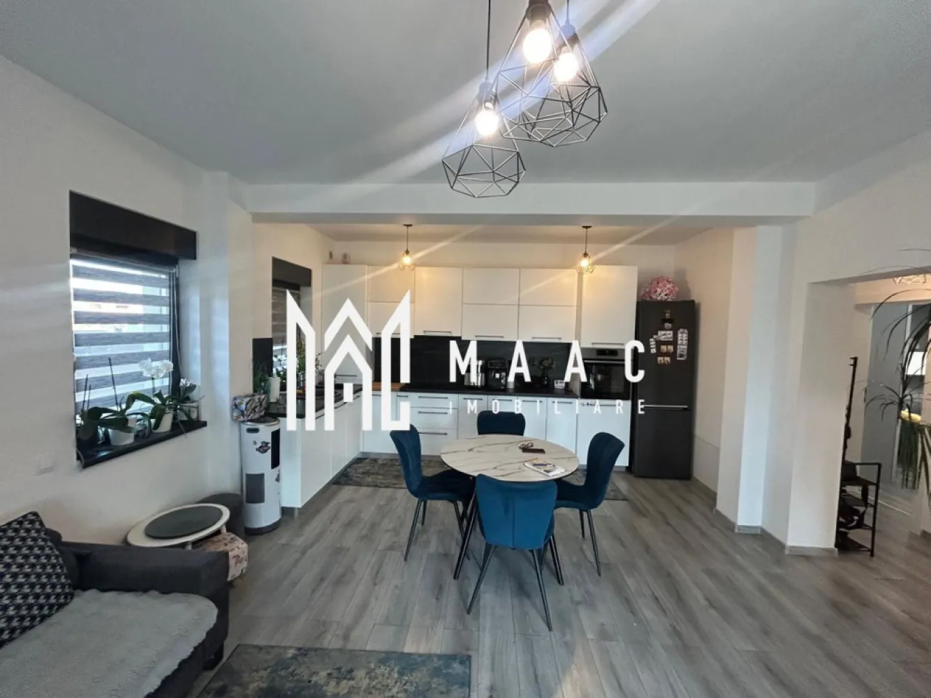 Apartament la Casă | 3 Camere | 64MPU | 83MP Curte I Șelimbăr - MAAC Imobiliare va propune spre vanzare un apartament situat la casă în Șelimbăr, ideal pentru cei care își doresc confortul unui apartament combinat cu avantajul unei curți proprii. Detalii proprietate: Suprafață utilă: 64 mp Curte proprie: 83 mp, pavată Compartimentare practică și luminoasă Compartimentare: 2 dormitoare Living open-space cu bucătărie Baie cu cadă și geam pentru aerisire naturală Spațiu de depozitare Dotări și finisaje: Încălzire în pardoseală Parchet, gresie și faianță Apartamentul se vinde complet mobilat, exact ca în poze La cerere, proprietatea se poate vinde și nemobilată sau neutilată, în funcție de preferințele cumpărătorului. Curtea proprie oferă un spațiu ideal pentru relaxare, grătar sau amenajarea unei mici zone verzi. Pentru mai multe detalii și programarea unei vizionări, vă invităm să contactați Maac Imobiliare, specificând ID: CP2971608. }}