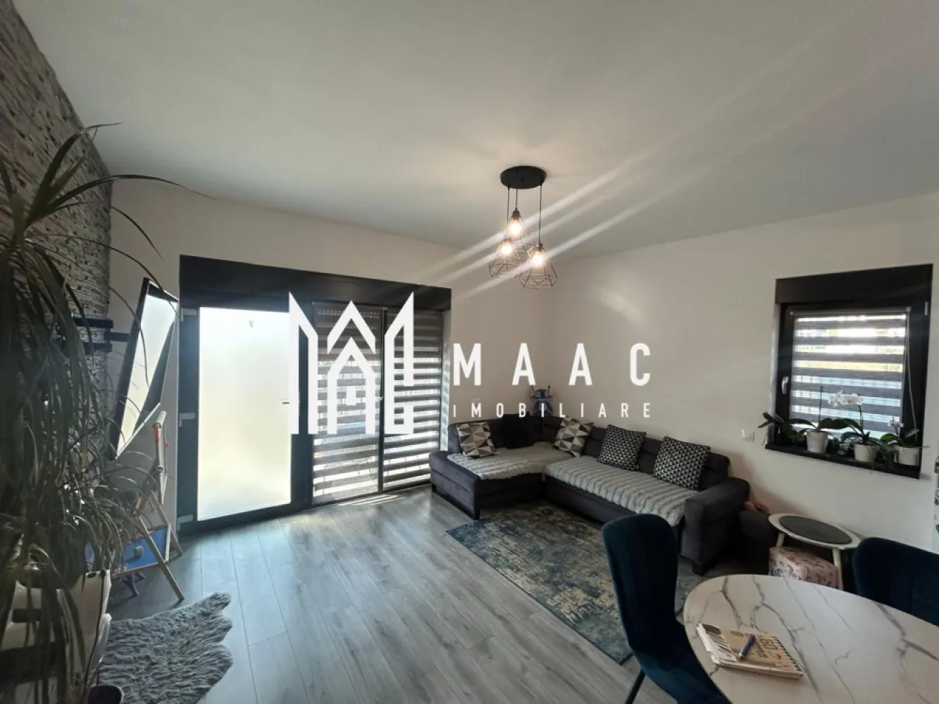 Apartament la Casă | 3 Camere | 64MPU | 83MP Curte I Șelimbăr - MAAC Imobiliare va propune spre vanzare un apartament situat la casă în Șelimbăr, ideal pentru cei care își doresc confortul unui apartament combinat cu avantajul unei curți proprii. Detalii proprietate: Suprafață utilă: 64 mp Curte proprie: 83 mp, pavată Compartimentare practică și luminoasă Compartimentare: 2 dormitoare Living open-space cu bucătărie Baie cu cadă și geam pentru aerisire naturală Spațiu de depozitare Dotări și finisaje: Încălzire în pardoseală Parchet, gresie și faianță Apartamentul se vinde complet mobilat, exact ca în poze La cerere, proprietatea se poate vinde și nemobilată sau neutilată, în funcție de preferințele cumpărătorului. Curtea proprie oferă un spațiu ideal pentru relaxare, grătar sau amenajarea unei mici zone verzi. Pentru mai multe detalii și programarea unei vizionări, vă invităm să contactați Maac Imobiliare, specificând ID: CP2971608. }}