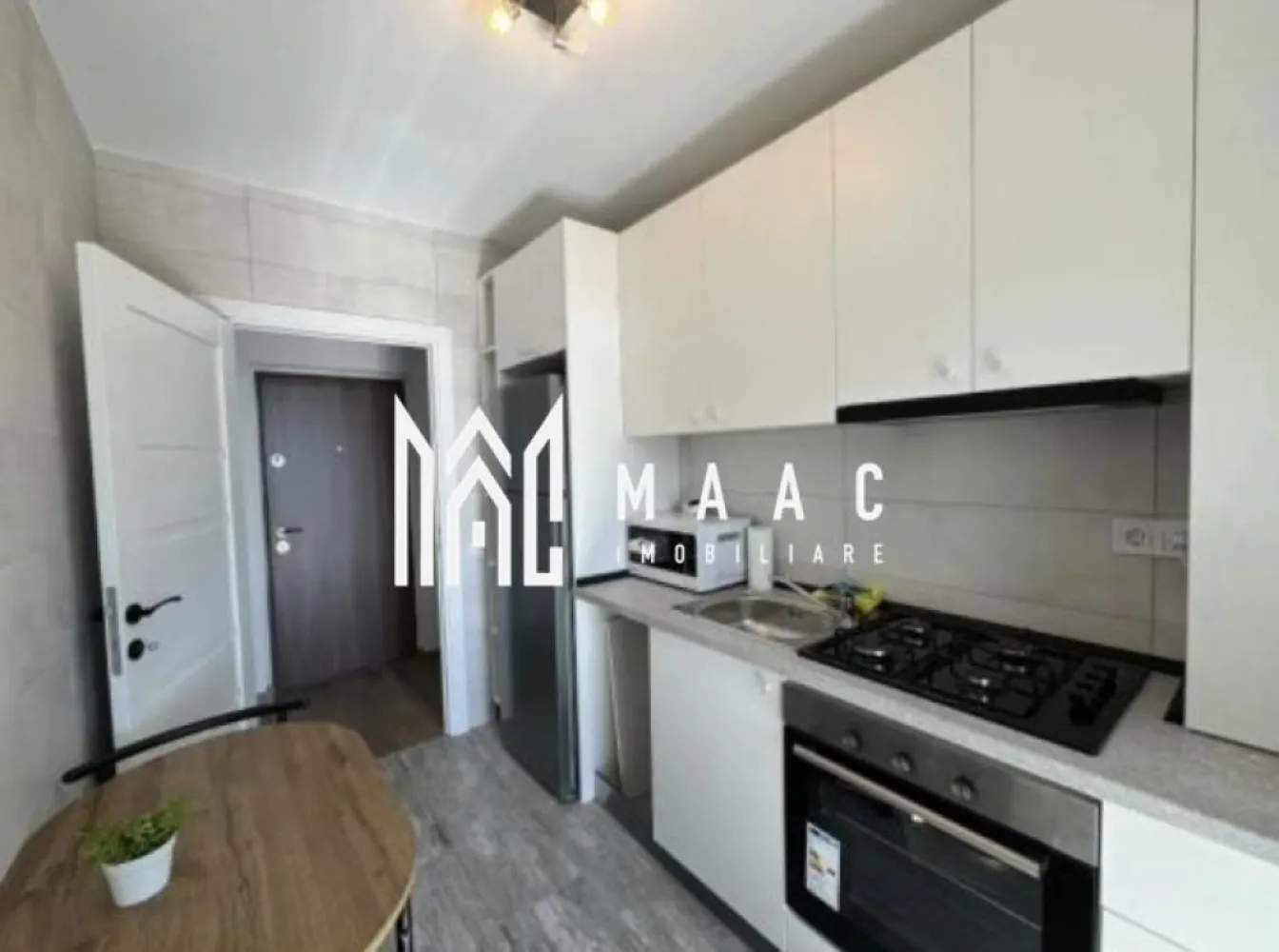 Apartament 3 Camere | Loc De Parcare | 68 MPU - MAAC Imobiliare oferă spre închiriere un apartament cu 3 camere, situat la etajul 3 al unui imobil dotat cu lift. Apartamentul se află în zona Broscărie, cu acces din strada Henri Coandă, în imediata apropiere a fabricii Trans Agape. Compartimentare: ~2 dormitoare ~Living ~Baie ~Hol ~Bucătărie Pentru mai multe detalii și programarea unei vizionări, vă rugăm să ne contactați menționând ID-ul: CP2831437. }}