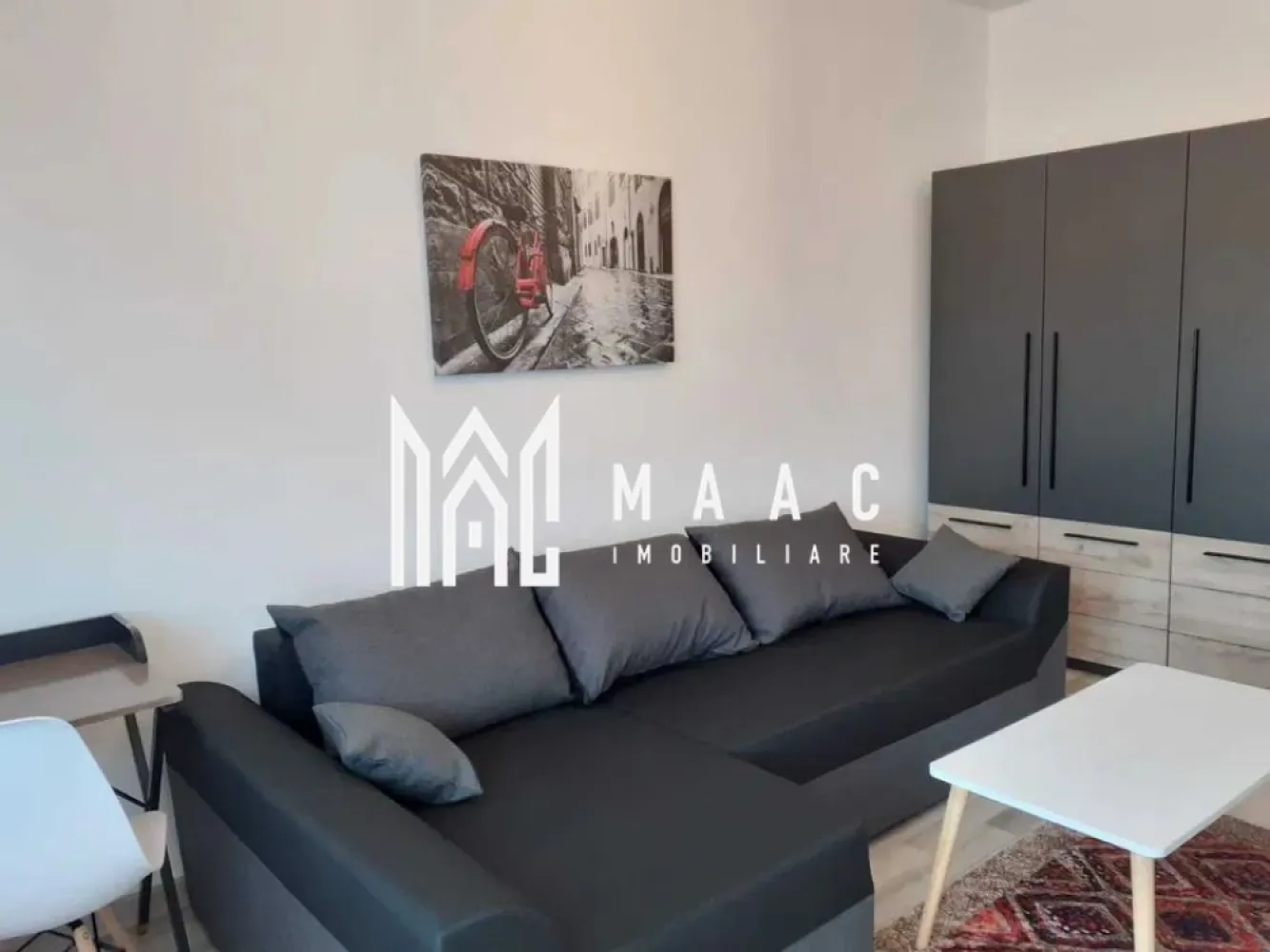 Apartament 2 camere I Loc de parcare I Arhitectilor - MAAC Imobiliare vă propune spre închiriere un apartament cu 2 camere decomandate, amplasat la etajul 1 al unui imobil de pe Calea Cisnadiei, in apropiere de Mandra. Locuinta cuprinde: living, bucatarie inchisa, dormitor, hol de acces, baie cu aerisire, balcon. Se inchiriaza mobilata/ utilata. Dotari: masina de spalat rufe, uscator, masina de spalat vase, plita cu inductie, cuptor electric Incalzire in pardoseala, centrala proprie. Blocul detine lift. Loc de parcare, aferent. Nu sunt acceptate animale de companie. Nu se acepta fumatori. Perioada minimă de închiriere-12 luni. Disponibilitatea apartamentului - 01 aprilie 2026. Se percepe garantie in cuantumul unei chirii lunare. Pentru mai multe detalii, vă rugăm să specificați telefonic că ați văzut anunțul cu numărul CP2973221 }}