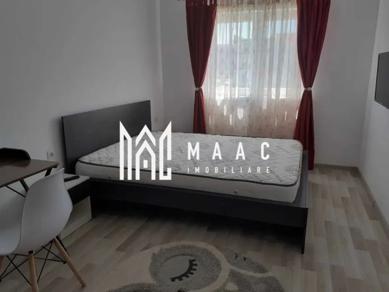 Apartament 2 camere I Loc de parcare I Arhitectilor - MAAC Imobiliare vă propune spre închiriere un apartament cu 2 camere decomandate, amplasat la etajul 1 al unui imobil de pe Calea Cisnadiei, in apropiere de Mandra. Locuinta cuprinde: living, bucatarie inchisa, dormitor, hol de acces, baie cu aerisire, balcon. Se inchiriaza mobilata/ utilata. Dotari: masina de spalat rufe, uscator, masina de spalat vase, plita cu inductie, cuptor electric Incalzire in pardoseala, centrala proprie. Blocul detine lift. Loc de parcare, aferent. Nu sunt acceptate animale de companie. Nu se acepta fumatori. Perioada minimă de închiriere-12 luni. Disponibilitatea apartamentului - 01 aprilie 2026. Se percepe garantie in cuantumul unei chirii lunare. Pentru mai multe detalii, vă rugăm să specificați telefonic că ați văzut anunțul cu numărul CP2973221 }}