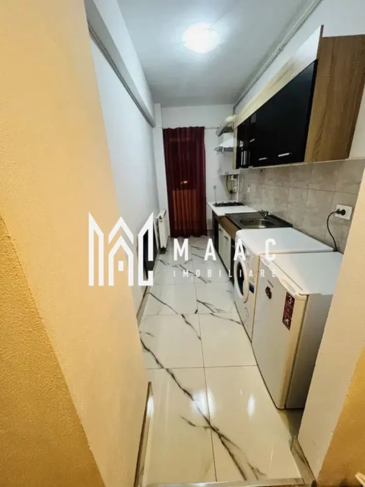 Garsoniera | Bucatarie separata | Balcon | Lift | M. Viteazu - MAAC Imobiliare vă prezintă spre vânzare o garsonieră decomandată, situată în zona Mihai Viteazu, aproape de toate facilitățile urbane. Caracteristici: Garsonieră decomandată. Suprafață utilă de aproximativ 38 mp. Situată la etajul 11 al unui imobil dotat cu lift. Balcon cu vedere panoramică asupra orașului. Se vinde mobilată și utilată, exact ca în fotografii. Compartimentare: Hol de intrare. Cameră cu acces direct către balcon. Bucătărie separată, cu ieșire pe balcon. Baie dotată cu cabină de duș. Avantaje locație: În apropiere se află magazine, restaurante, cafenele și centre comerciale, inclusiv Shopping City Sibiu. Acces rapid către supermarketuri precum Lidl. Pentru mai multe detalii precizati telefonic ca ati vazut anuntul cu ID: CP2966817 }}