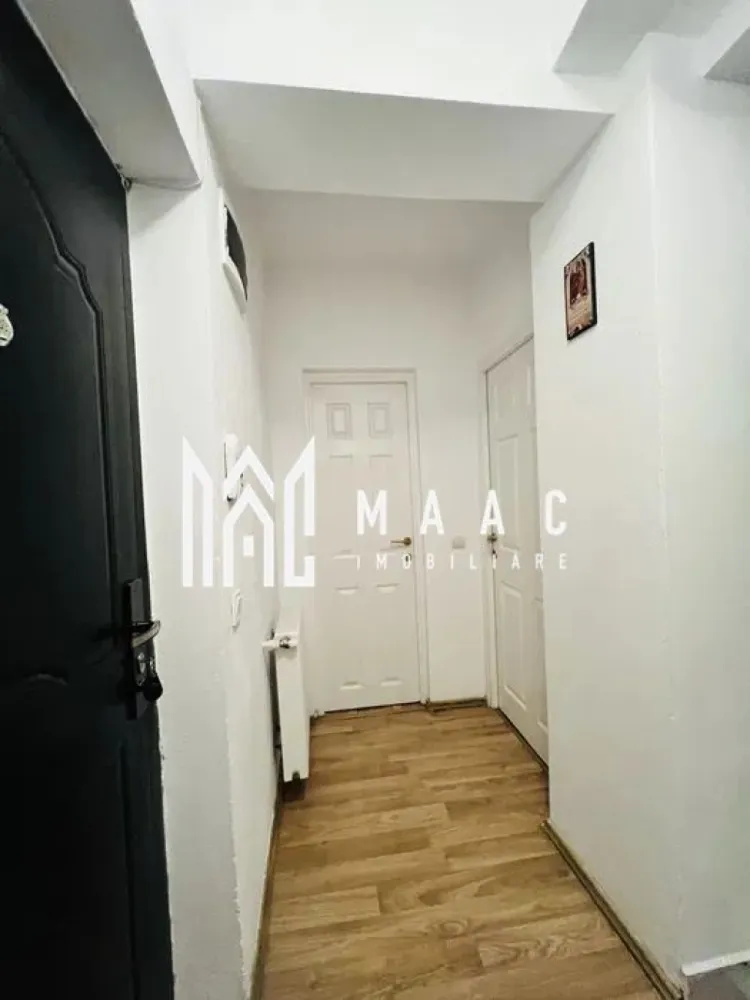 Garsoniera | Bucatarie separata | Balcon | Lift | M. Viteazu - MAAC Imobiliare vă prezintă spre vânzare o garsonieră decomandată, situată în zona Mihai Viteazu, aproape de toate facilitățile urbane. Caracteristici: Garsonieră decomandată. Suprafață utilă de aproximativ 38 mp. Situată la etajul 11 al unui imobil dotat cu lift. Balcon cu vedere panoramică asupra orașului. Se vinde mobilată și utilată, exact ca în fotografii. Compartimentare: Hol de intrare. Cameră cu acces direct către balcon. Bucătărie separată, cu ieșire pe balcon. Baie dotată cu cabină de duș. Avantaje locație: În apropiere se află magazine, restaurante, cafenele și centre comerciale, inclusiv Shopping City Sibiu. Acces rapid către supermarketuri precum Lidl. Pentru mai multe detalii precizati telefonic ca ati vazut anuntul cu ID: CP2966817 }}
