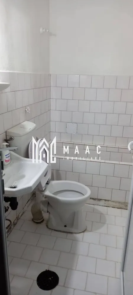 Apartament 2 camere | Traian | etaj 2| - MAAC IMOBILIARE vă propune spre vânzare un apartament cu 2 camere situat pe Aleea Cocorilor, în Râmnicu Vâlcea, într-o zonă liniștită și accesibilă. Apartamentul are o suprafață utilă de 29 mp și este amplasat la etajul 2 din 4, într-un imobil prevăzut cu acoperiș, oferind un plus de protecție și confort. Locuința este luminoasă și bine compartimentată, fiind potrivită atât pentru locuință personală, cât și pentru investiție, datorită dimensiunii practice și poziționării într-o zonă ușor accesibilă. Zona oferă acces rapid către magazine, școli, mijloace de transport și alte facilități, ceea ce face apartamentul o alegere bună pentru cei care își doresc confort și funcționalitate. Pentru mai multe informații sau pentru programarea unei vizionări, echipa MAAC IMOBILIARE vă stă la dispoziție. CP2975219 }}