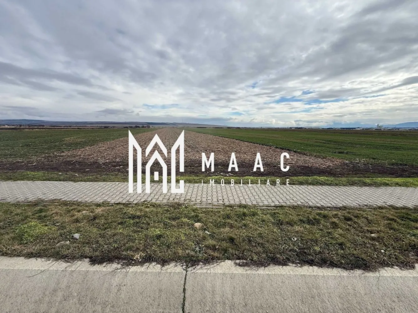 Teren intravilan | 9600 mp | Șură Mică | Utilități | Drum Asfaltat - MAAC Imobiliare vă propune spre vânzare un teren intravilan cu potențial excelent! Situat la ieșirea din Șura Mică, în direcția stațiunii balneare Ocna Sibiului, terenul beneficiază de o zonă liniștită, cu acces facil și conexiune rapidă către Sibiu – ideal atât pentru construcția unei locuințe, cât și pentru investiție. Detalii proprietate: Suprafață: 9.600 mp Deschidere la drum: 25 m Acces auto: drum asfaltat Se pot vinde si parcele mai mici Utilități disponibile: Curent electric Apă Gaz Canalizare Internet Terenul este amplasat într-o zonă în plină dezvoltare, cu vecinătăți deja amenajate, oferind oportunități excelente pentru construcție imediată sau investiție pe termen lung. Acte la zi: cadastru și carte funciară disponibile pentru verificare. Regim intravilan – posibilitate de construire imediată. Pentru mai multe detalii sau pentru programarea unei vizionări, vă rugăm să ne contactați, specificând ID:CP2911465 }}