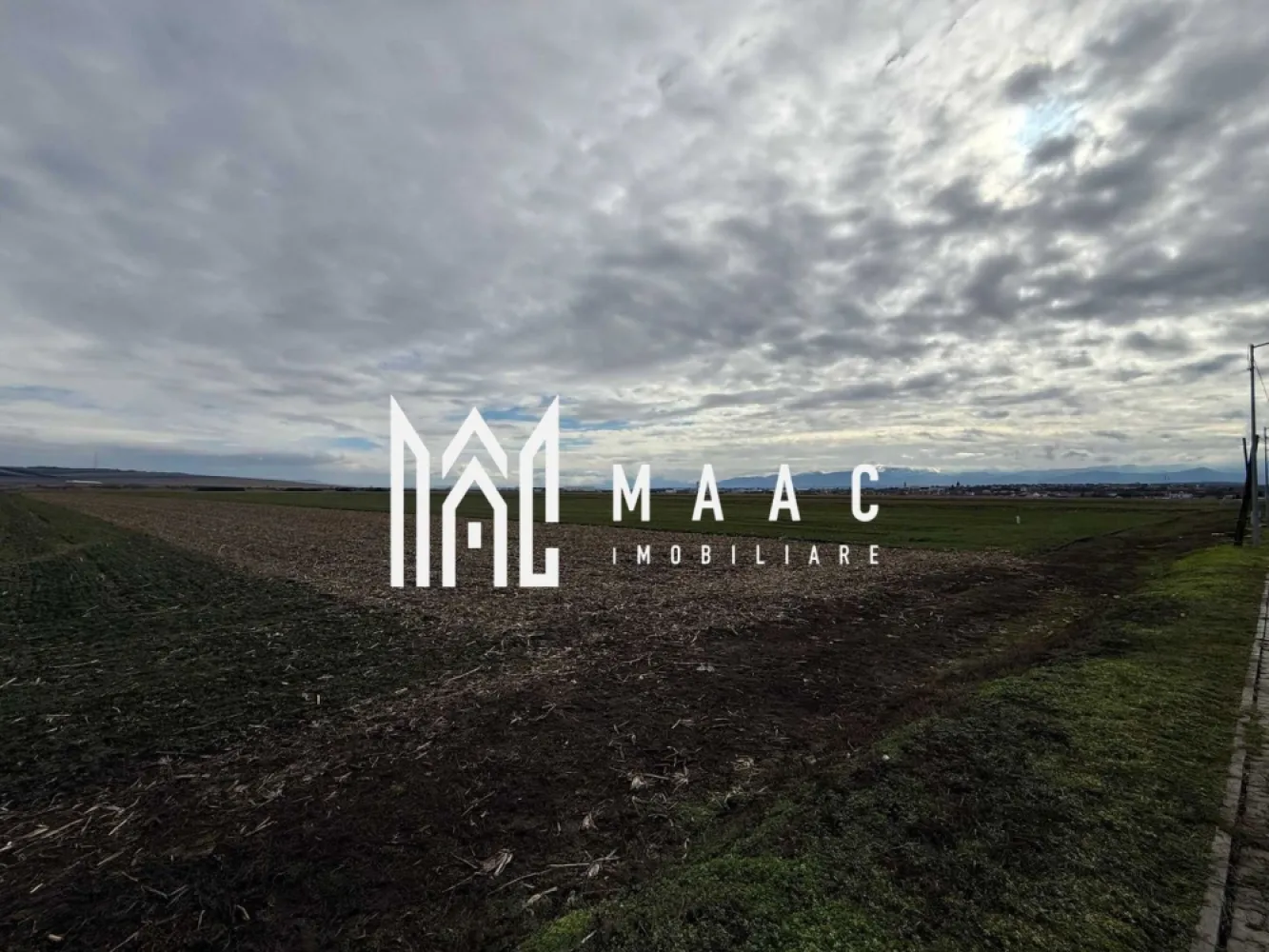 Teren intravilan | 9600 mp | Șură Mică | Utilități | Drum Asfaltat - MAAC Imobiliare vă propune spre vânzare un teren intravilan cu potențial excelent! Situat la ieșirea din Șura Mică, în direcția stațiunii balneare Ocna Sibiului, terenul beneficiază de o zonă liniștită, cu acces facil și conexiune rapidă către Sibiu – ideal atât pentru construcția unei locuințe, cât și pentru investiție. Detalii proprietate: Suprafață: 9.600 mp Deschidere la drum: 25 m Acces auto: drum asfaltat Se pot vinde si parcele mai mici Utilități disponibile: Curent electric Apă Gaz Canalizare Internet Terenul este amplasat într-o zonă în plină dezvoltare, cu vecinătăți deja amenajate, oferind oportunități excelente pentru construcție imediată sau investiție pe termen lung. Acte la zi: cadastru și carte funciară disponibile pentru verificare. Regim intravilan – posibilitate de construire imediată. Pentru mai multe detalii sau pentru programarea unei vizionări, vă rugăm să ne contactați, specificând ID:CP2911465 }}