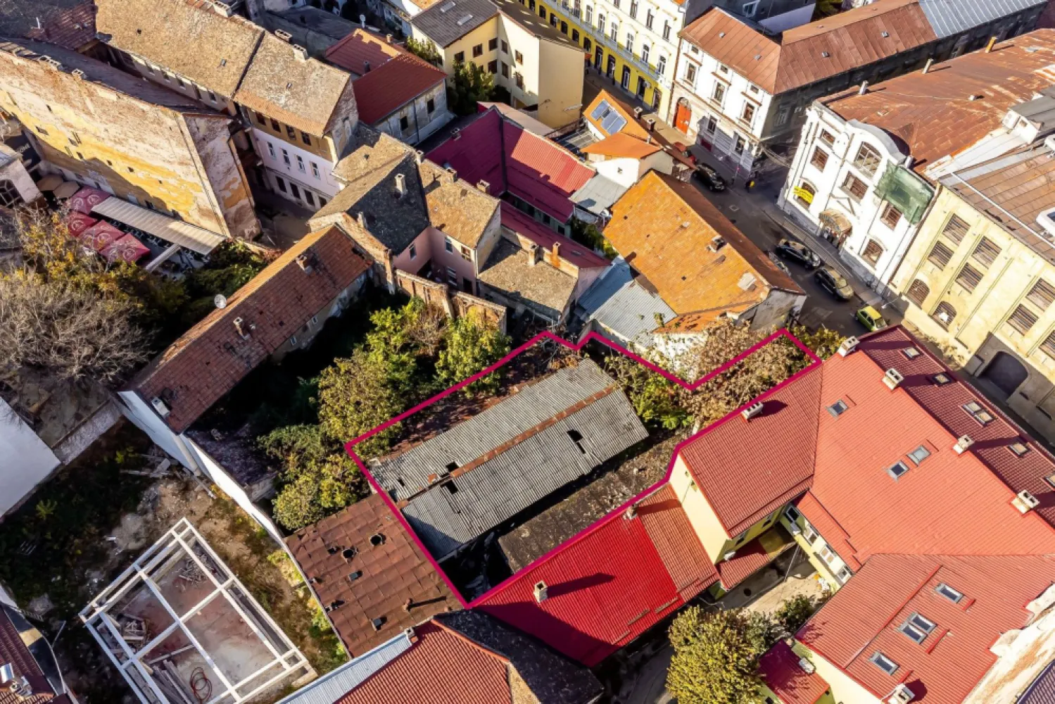 Teren de 439mp pe str. Unirii - Vând teren central cu suprafața de 439 mp, situat pe o strada Unirii din Arad, cu vad pietonal intens. Proprietatea se află aproape de teatru, restaurante și cele mai populare zone ale orașului ce oferă o oportunitate excelentă pentru dezvoltarea unui proiect cu funcționalitate mixtă, ideal pentru investitorii interesați de spații rezidențiale și comerciale într-o locație de primă clasă. Terenul dispune de racordări la apă, canalizare și curent, iar gazul este disponibil la limita proprietății. Unicitatea locației oferă un potențial ridicat pentru proiecte de succes. Contactează-ne astăzi și descoperă potențialul acestui teren excepțional! Contact:0742267773 Szuchanszki Andreea Consultant Imobiliar CP2186918 Birou: ACASĂ | Agenție imobiliară Arad Adresă: Bulevardul Decebal 2, Arad 310133 }}