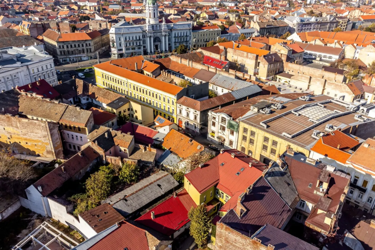 Teren de 439mp pe str. Unirii - Vând teren central cu suprafața de 439 mp, situat pe o strada Unirii din Arad, cu vad pietonal intens. Proprietatea se află aproape de teatru, restaurante și cele mai populare zone ale orașului ce oferă o oportunitate excelentă pentru dezvoltarea unui proiect cu funcționalitate mixtă, ideal pentru investitorii interesați de spații rezidențiale și comerciale într-o locație de primă clasă. Terenul dispune de racordări la apă, canalizare și curent, iar gazul este disponibil la limita proprietății. Unicitatea locației oferă un potențial ridicat pentru proiecte de succes. Contactează-ne astăzi și descoperă potențialul acestui teren excepțional! Contact:0742267773 Szuchanszki Andreea Consultant Imobiliar CP2186918 Birou: ACASĂ | Agenție imobiliară Arad Adresă: Bulevardul Decebal 2, Arad 310133 }}