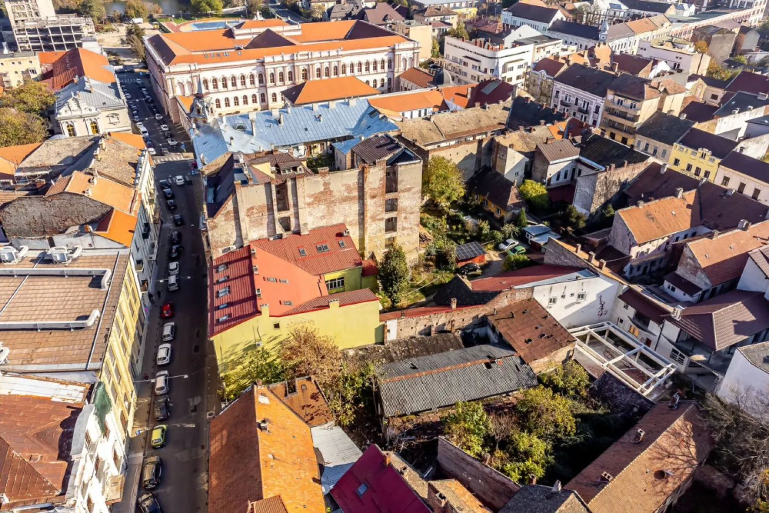 Teren de 439mp pe str. Unirii - Vând teren central cu suprafața de 439 mp, situat pe o strada Unirii din Arad, cu vad pietonal intens. Proprietatea se află aproape de teatru, restaurante și cele mai populare zone ale orașului ce oferă o oportunitate excelentă pentru dezvoltarea unui proiect cu funcționalitate mixtă, ideal pentru investitorii interesați de spații rezidențiale și comerciale într-o locație de primă clasă. Terenul dispune de racordări la apă, canalizare și curent, iar gazul este disponibil la limita proprietății. Unicitatea locației oferă un potențial ridicat pentru proiecte de succes. Contactează-ne astăzi și descoperă potențialul acestui teren excepțional! Contact:0742267773 Szuchanszki Andreea Consultant Imobiliar CP2186918 Birou: ACASĂ | Agenție imobiliară Arad Adresă: Bulevardul Decebal 2, Arad 310133 }}