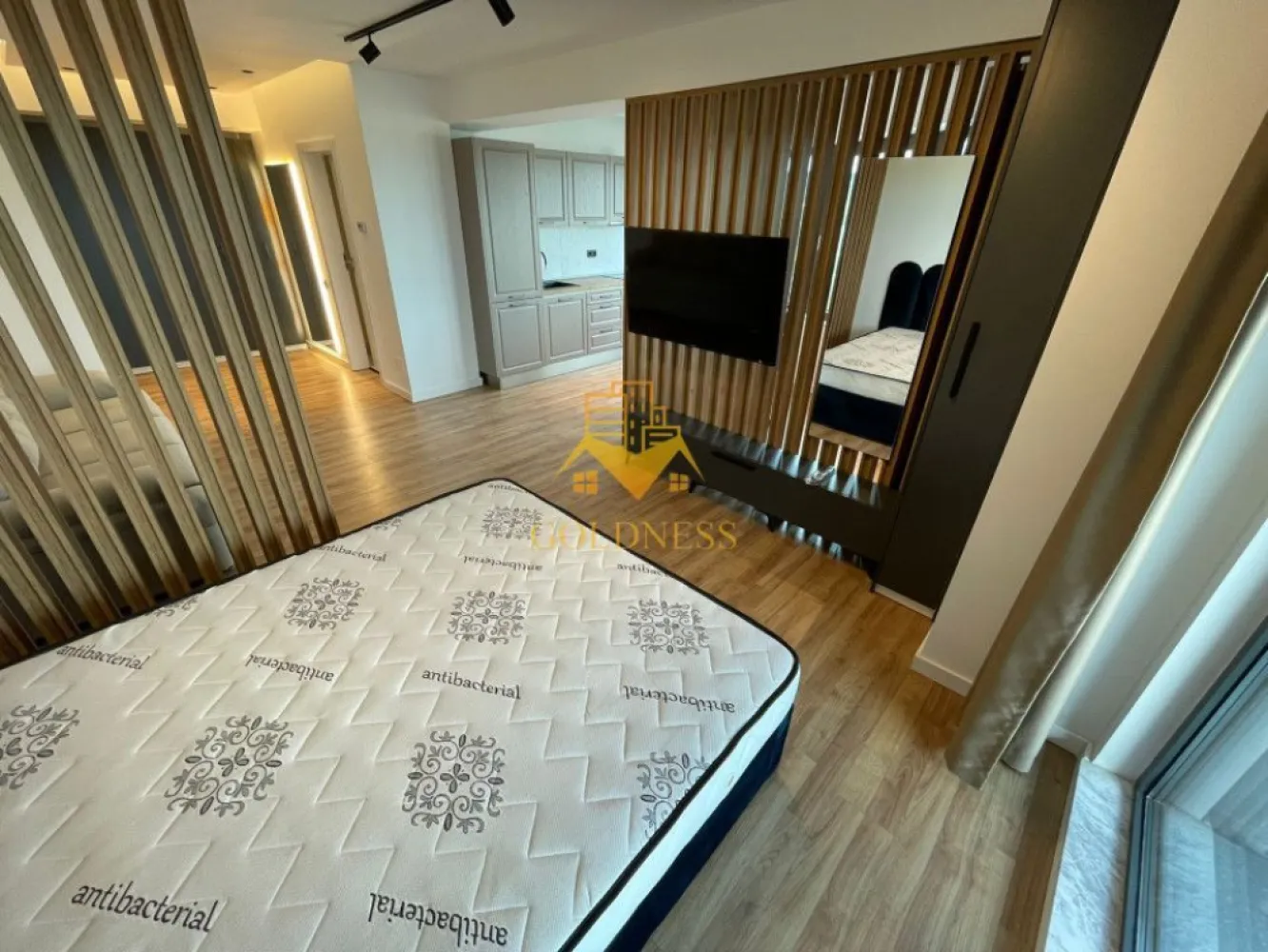 o camera, parcare, bloc nou, terasa, Manastur,West City,Calea Floresti - GOLDNESS Imobiliare vă propune spre închiriere un apartament cu o camera complet mobilat și utilat, la etajul 9 într-un imobil de 28 etaje, în cartierul Manastur. Apartamentul este compartimentat astfel: - living cu bucatarie open-space complet utilată, canapea extensibla, loc de servit masa, pat matrimonial - baie cu cabina de dus calorifer port prosop inox și dulap pentru depozitare. - terasa de 7 mp. Imobilul este dotat cu toate cele necesare- centrală proprie, mașină de spălat haine, frigider, plită electrică, hotă, etc. Se află în apropierea stațiilor de transport în comun, magazine, restaurante, spații verzi, farmacii, etc. Dispune de loc de parcare subteran! Dacă sunteți interesați de acest apartament și doriți să îl vizionați, dar și pentru alte oferte sau detalii nu ezitați să ne contactați telefonic sau prin e-mail - goldnessimobiliare@gmail.com. Vă stăm la dispoziție! }}