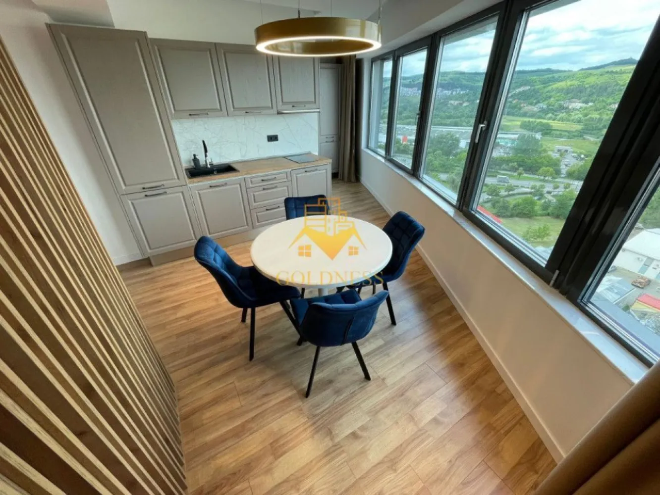 o camera, parcare, bloc nou, terasa, Manastur,West City,Calea Floresti - GOLDNESS Imobiliare vă propune spre închiriere un apartament cu o camera complet mobilat și utilat, la etajul 9 într-un imobil de 28 etaje, în cartierul Manastur. Apartamentul este compartimentat astfel: - living cu bucatarie open-space complet utilată, canapea extensibla, loc de servit masa, pat matrimonial - baie cu cabina de dus calorifer port prosop inox și dulap pentru depozitare. - terasa de 7 mp. Imobilul este dotat cu toate cele necesare- centrală proprie, mașină de spălat haine, frigider, plită electrică, hotă, etc. Se află în apropierea stațiilor de transport în comun, magazine, restaurante, spații verzi, farmacii, etc. Dispune de loc de parcare subteran! Dacă sunteți interesați de acest apartament și doriți să îl vizionați, dar și pentru alte oferte sau detalii nu ezitați să ne contactați telefonic sau prin e-mail - goldnessimobiliare@gmail.com. Vă stăm la dispoziție! }}