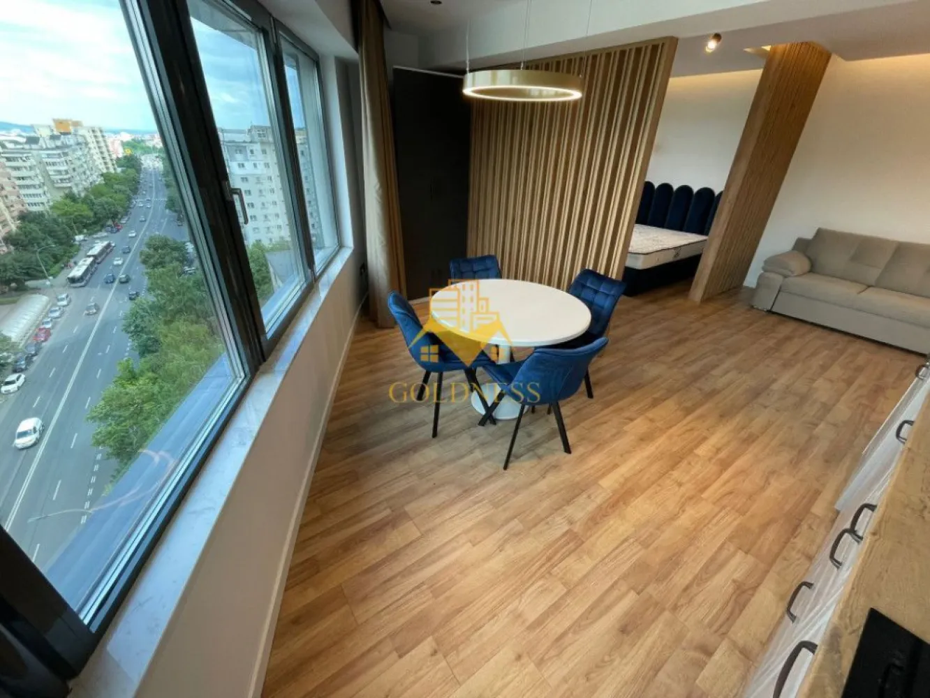 o camera, parcare, bloc nou, terasa, Manastur,West City,Calea Floresti - GOLDNESS Imobiliare vă propune spre închiriere un apartament cu o camera complet mobilat și utilat, la etajul 9 într-un imobil de 28 etaje, în cartierul Manastur. Apartamentul este compartimentat astfel: - living cu bucatarie open-space complet utilată, canapea extensibla, loc de servit masa, pat matrimonial - baie cu cabina de dus calorifer port prosop inox și dulap pentru depozitare. - terasa de 7 mp. Imobilul este dotat cu toate cele necesare- centrală proprie, mașină de spălat haine, frigider, plită electrică, hotă, etc. Se află în apropierea stațiilor de transport în comun, magazine, restaurante, spații verzi, farmacii, etc. Dispune de loc de parcare subteran! Dacă sunteți interesați de acest apartament și doriți să îl vizionați, dar și pentru alte oferte sau detalii nu ezitați să ne contactați telefonic sau prin e-mail - goldnessimobiliare@gmail.com. Vă stăm la dispoziție! }}