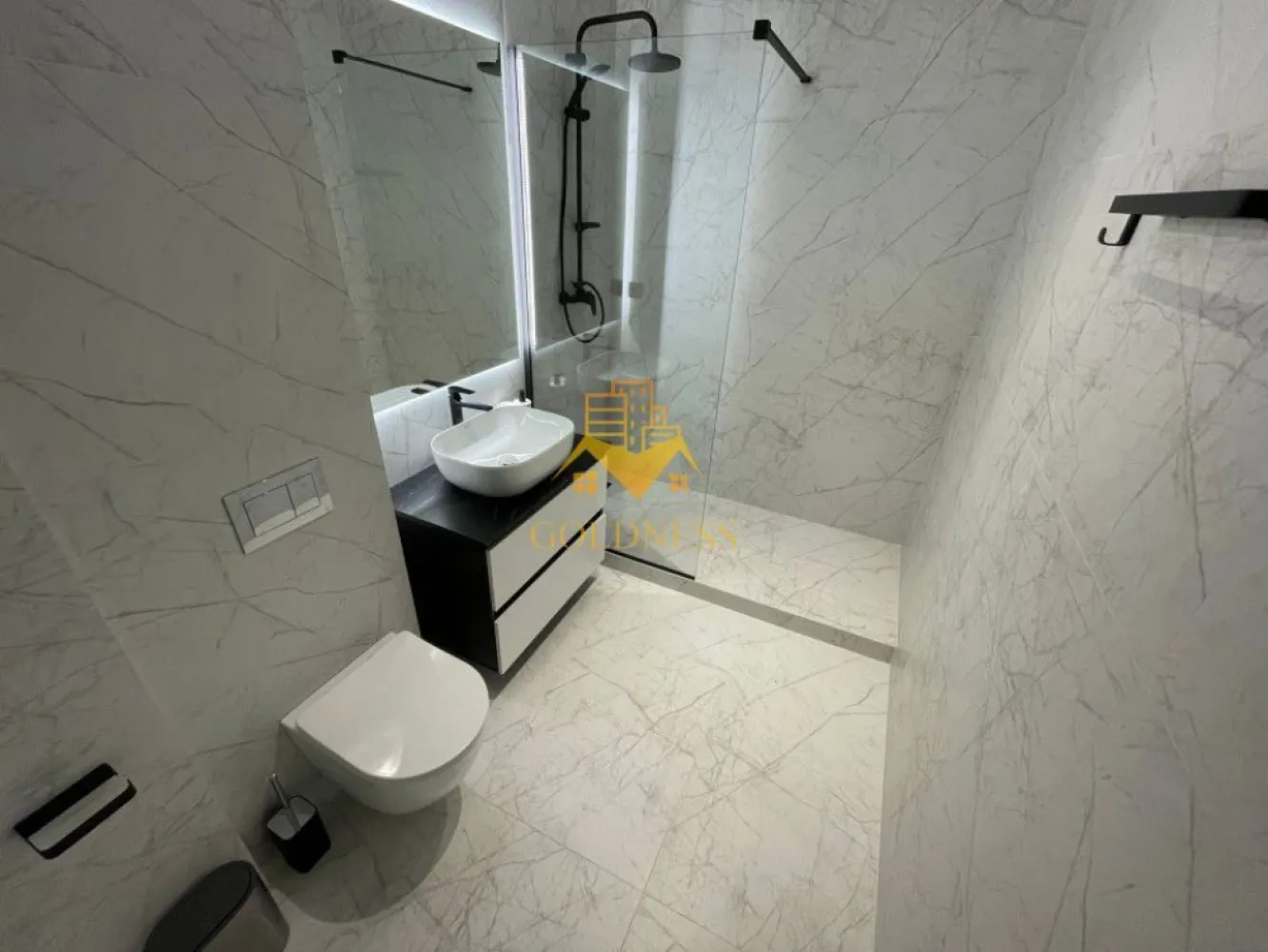 o camera, parcare, bloc nou, terasa, Manastur,West City,Calea Floresti - GOLDNESS Imobiliare vă propune spre închiriere un apartament cu o camera complet mobilat și utilat, la etajul 9 într-un imobil de 28 etaje, în cartierul Manastur. Apartamentul este compartimentat astfel: - living cu bucatarie open-space complet utilată, canapea extensibla, loc de servit masa, pat matrimonial - baie cu cabina de dus calorifer port prosop inox și dulap pentru depozitare. - terasa de 7 mp. Imobilul este dotat cu toate cele necesare- centrală proprie, mașină de spălat haine, frigider, plită electrică, hotă, etc. Se află în apropierea stațiilor de transport în comun, magazine, restaurante, spații verzi, farmacii, etc. Dispune de loc de parcare subteran! Dacă sunteți interesați de acest apartament și doriți să îl vizionați, dar și pentru alte oferte sau detalii nu ezitați să ne contactați telefonic sau prin e-mail - goldnessimobiliare@gmail.com. Vă stăm la dispoziție! }}