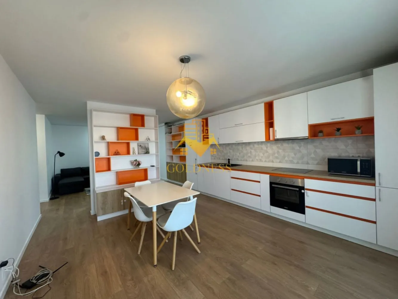 2 camere, modern, garaj, bloc nou,Zona Centrala, Bosch, NTT DATA,Meron - GOLDNESS Imobiliare vă propune spre închiriere un apartament complet mobilat și utilat, la etajul 3 într-un imobil de 7 etaje, Semicentral. Apartamentul este compartimentat astfel: - dormitor cu pat matrimonial, noptiere, TV, spatiu pentru depozitare - living cu bucatarie open-space complet utilată, canapea extensibla, loc de servit masa, dulap pentru haine - baie cu cadă, calorifer port prosop inox și dulap pentru depozitare. - balcon de 10 mp. Imobilul este dotat cu toate cele necesare- centrală proprie, mașină de spălat haine, frigider, plită electrică, hotă, TV, etc. Se află în apropierea stațiilor de transport în comun, magazine, restaurante, spații verzi, farmacii, etc. Dispune de loc de parcare subterana! Dacă sunteți interesați de acest apartament și doriți să îl vizionați, dar și pentru alte oferte sau detalii nu ezitați să ne contactați telefonic sau prin e-mail - goldnessimobiliare@gmail.com. Vă stăm la dispoziție! }}