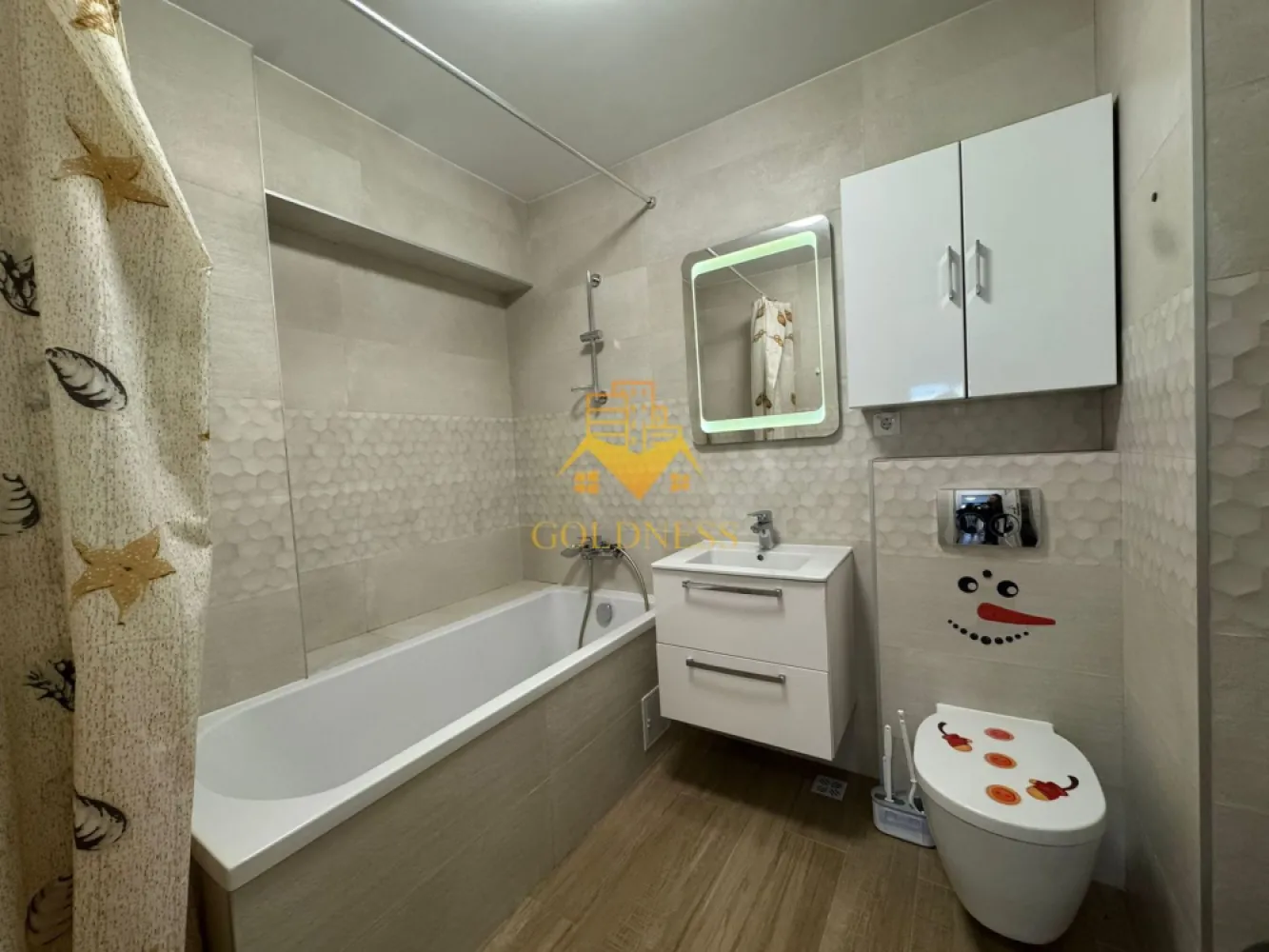 2 camere, modern, garaj, bloc nou,Zona Centrala, Bosch, NTT DATA,Meron - GOLDNESS Imobiliare vă propune spre închiriere un apartament complet mobilat și utilat, la etajul 3 într-un imobil de 7 etaje, Semicentral. Apartamentul este compartimentat astfel: - dormitor cu pat matrimonial, noptiere, TV, spatiu pentru depozitare - living cu bucatarie open-space complet utilată, canapea extensibla, loc de servit masa, dulap pentru haine - baie cu cadă, calorifer port prosop inox și dulap pentru depozitare. - balcon de 10 mp. Imobilul este dotat cu toate cele necesare- centrală proprie, mașină de spălat haine, frigider, plită electrică, hotă, TV, etc. Se află în apropierea stațiilor de transport în comun, magazine, restaurante, spații verzi, farmacii, etc. Dispune de loc de parcare subterana! Dacă sunteți interesați de acest apartament și doriți să îl vizionați, dar și pentru alte oferte sau detalii nu ezitați să ne contactați telefonic sau prin e-mail - goldnessimobiliare@gmail.com. Vă stăm la dispoziție! }}