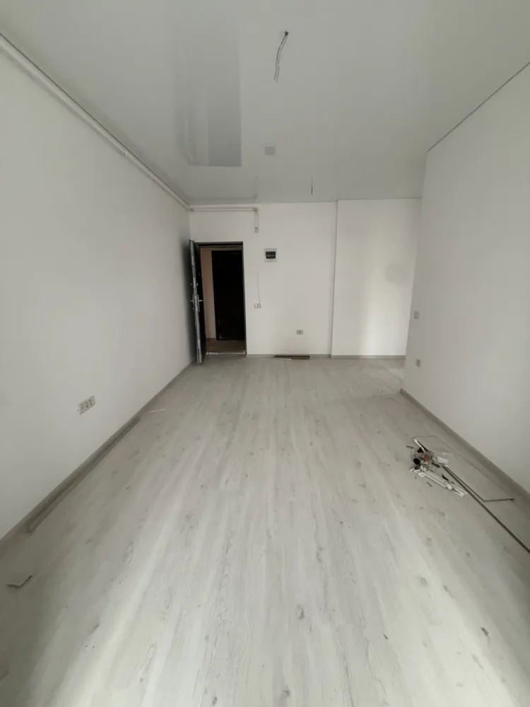 Apartament 2 camere bloc finalizat - Militari Residence - TVA INCLUS !! Comision 0% Oferta de vanzare apartament cu 2 camere decomandat, situat la etajul 1 al unui bloc nou, ce dispune de lift. Suprafața utilă de aproximativ 50 mp oferă un spațiu generos și eficient compartimentat, ideal pentru un cuplu sau o familie mică. Apartamentul este disponibil pentru mutare imediată și beneficiază de o locație excelentă în zona Militari Residence, într-o zonă liniștită, dar în apropierea tuturor facilităților necesare unei vieți confortabile: - Parc în apropiere - Școală și grădiniță în zonă - Acces rapid la transport public - Mall, magazine și centre comerciale în apropiere Imobilul este situat într-un bloc cu 3 etaje, recent construit, perfect pentru un trai modern. *Caracteristici:* - Suprafață utilă: aproximativ 50 mp - 2 camere decomandate Pentru mai multe detalii sau pentru programarea unei vizionări, nu ezitați să ne contactați! }}