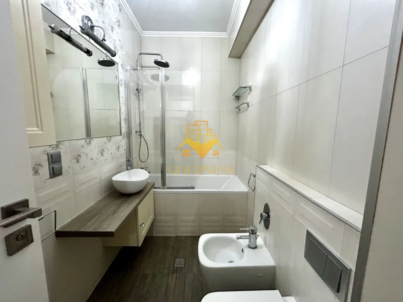 2 camere, modern, bloc nou, parcare, Marasti, Fabricii, zona Kaufland - GOLDNESS Imobiliare vă propune spre închiriere un apartament cu 2 camere open space, complet mobilat și utilat, la etajul 3 într-un imobil de 4 etaje, în Cartierul Marasti. Dispune de loc de parcare subteran contra cost, 50 euro! Se află în apropierea stațiilor de transport în comun, magazine, restaurante, spații verzi, farmacii, etc. Apartamentul este compartimentat astfel: - dormitor cu pat matrimonial cu spatiu pentru depozitat (lada) , dressing generos, noptiere, tv - living cu bucatarie open space complet utilată și mobilată, canapea extensibilă, loc de servit masa, dressing spatios - baie cu cada, calorifer port prosop și dulap pentru depozitare. - terasa de 10 mp. Imobilul este dotat cu toate cele necesare- centrală proprie, frigider, aragaz, hotă, mașină de spălat haine si vase, etc. Dacă sunteți interesați de acest apartament și doriți să îl vizionați, dar și pentru alte oferte nu ezitați să ne contactați telefonic sau prin e-mail. Vă stăm la dispoziție! Pentru intermediere se percepe un comision de 50% din prețul chiriei! }}