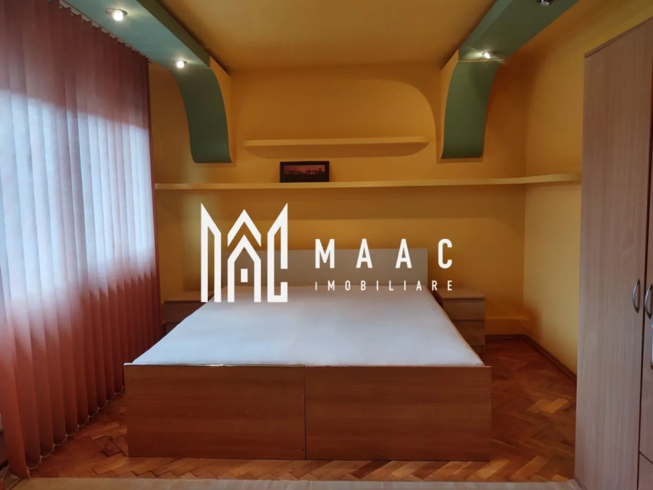 Apartament 3 camere I Etajul 3 I Decomandat I Strand - MAAC Imobiliare propune spre inchiriere un apartament cu 3 camere situat intr-un imobil cu 4 etaje din zona Strand. Locuinta cuprinde: hol de acces, bucatarie deschisa, living, 2 dormitoare, baie cu vana si geam de aerisire. Se preda mobilata/utilata ca in poze. Nu sunt acceptate animale de companie. Se percepe garantie si chirie in avans. Disponibil imediat. Pentru mai multe detalii precizati telefonic ca ati vazut anuntul cu ID:CP2976056 }}