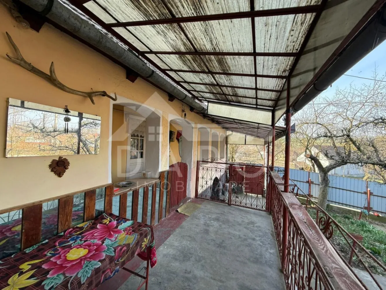 🏡 Casă de vânzare în Comuna Mica – Sat Hărăbgrad - 🏡 Casă de vânzare în Comuna Mica – Sat Hărăbgrad 💰 Preț: 44.000 € – disponibilă imediat! Cauți liniște, spațiu și o viață mai aproape de natură? 🌿 Această proprietate este alegerea ideală pentru tine! 📐 Detalii principale: ✔ Suprafață utilă: 110 mp ✔ Teren: 40 ari intravilan ✔ Situată în zona centrală a satului ✔ Acces direct la drum asfaltat 🏠 Compartimentare: • 2 camere • 2 bucătării • baie • terasă 🏡 Beneficii: ✔ Grajduri + cotețe pentru animale ✔ Garaj ✔ Livadă cu pomi fructiferi 🍎 ✔ Spațiu generos pentru grădină 🏗 Construcție solidă: ✔ Fundație din beton ✔ Zidărie din cărămidă ✔ Acoperiș din țiglă ⚡ Utilități: ✔ Curent ✔ Gaz ✔ Apă din fântână + hidrofor 📄 Acte la zi: ✔ Carte funciară ✔ Cadastru ✔ Liberă de sarcini 🌿 Perfectă pentru: • locuință permanentă • casă de vacanță • mică gospodărie 📞 Detalii & vizionări: 0749 535 729 – Coman Maria }}