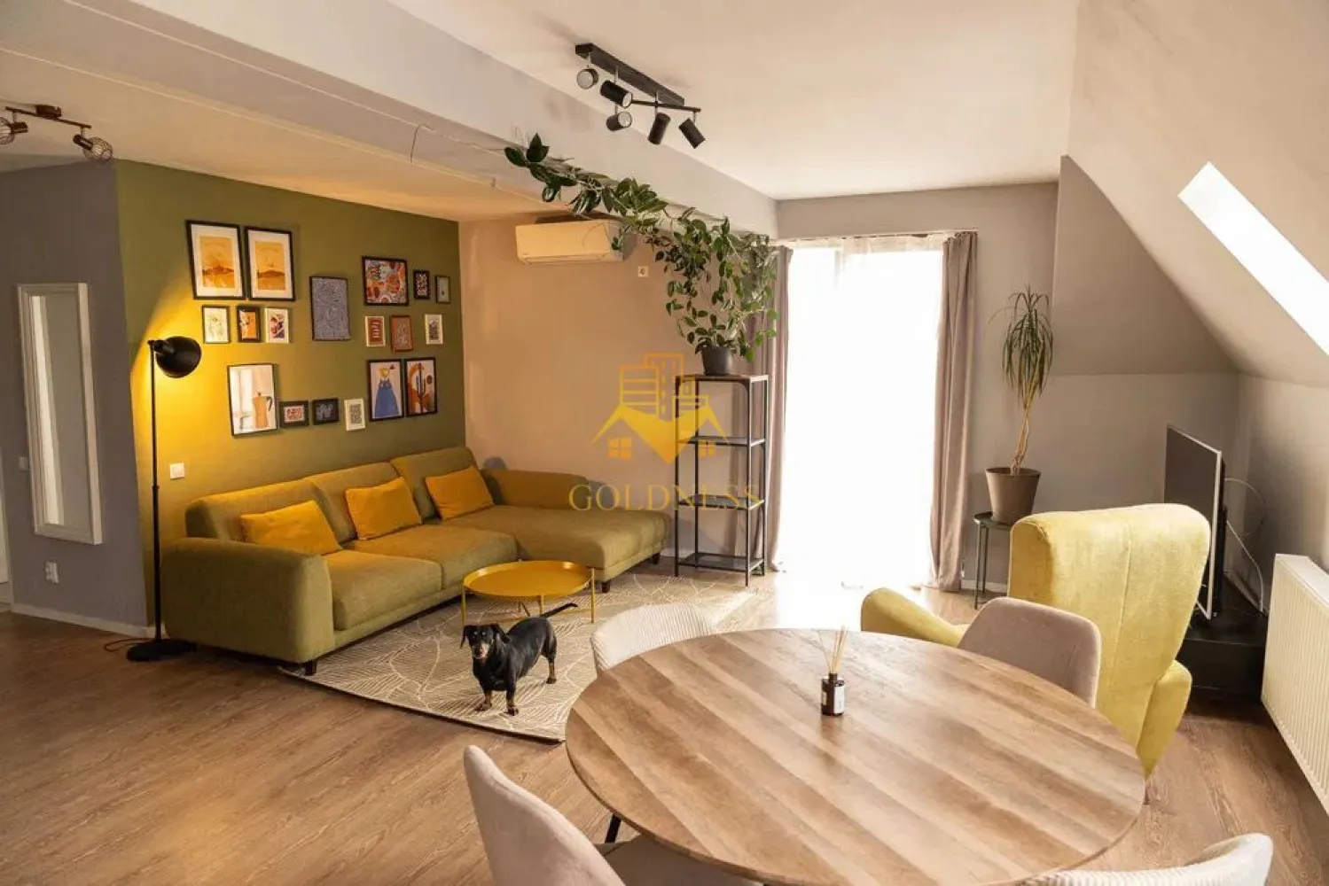 3 camere open space, Parcare, Modern, Pet Friendly, Europa - GOLDNESS Imobiliare vă propune spre închiriere un apartament cu 3 camere complet mobilat și utilat, la etajul 2 într-un imobil de 2 etaje, în Cartierul Europa. Dispune de loc de parcare inclus! Se află în apropierea stațiilor de transport în comun, magazine, restaurante, spații verzi, farmacii, etc. Apartamentul este compartimentat astfel: - dormitor cu pat matrimonial, dulap, noptiere - camera pentru birou, la cerere se poate adauga un pat - living cu bucatarie open space complet utilată și mobilată, canapea extensibilă, loc de servit masa - baie cu cada, calorifer port prosop și dulap pentru depozitare. - terasa de 7 mp. Imobilul este dotat cu toate cele necesare- centrală proprie, frigider, aragaz, hotă, mașină de spălat haine si vase, etc. Dacă sunteți interesați de acest apartament și doriți să îl vizionați, dar și pentru alte oferte nu ezitați să ne contactați telefonic sau prin e-mail. Vă stăm la dispoziție! Pentru intermediere se percepe un comision de 50% din prețul chiriei }}