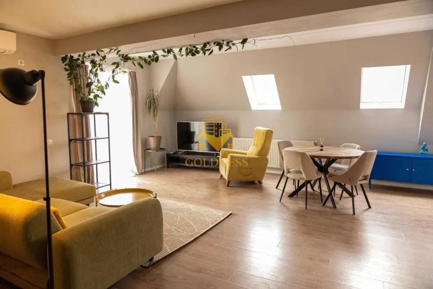 3 camere open space, Parcare, Modern, Pet Friendly, Europa - GOLDNESS Imobiliare vă propune spre închiriere un apartament cu 3 camere complet mobilat și utilat, la etajul 2 într-un imobil de 2 etaje, în Cartierul Europa. Dispune de loc de parcare inclus! Se află în apropierea stațiilor de transport în comun, magazine, restaurante, spații verzi, farmacii, etc. Apartamentul este compartimentat astfel: - dormitor cu pat matrimonial, dulap, noptiere - camera pentru birou, la cerere se poate adauga un pat - living cu bucatarie open space complet utilată și mobilată, canapea extensibilă, loc de servit masa - baie cu cada, calorifer port prosop și dulap pentru depozitare. - terasa de 7 mp. Imobilul este dotat cu toate cele necesare- centrală proprie, frigider, aragaz, hotă, mașină de spălat haine si vase, etc. Dacă sunteți interesați de acest apartament și doriți să îl vizionați, dar și pentru alte oferte nu ezitați să ne contactați telefonic sau prin e-mail. Vă stăm la dispoziție! Pentru intermediere se percepe un comision de 50% din prețul chiriei }}