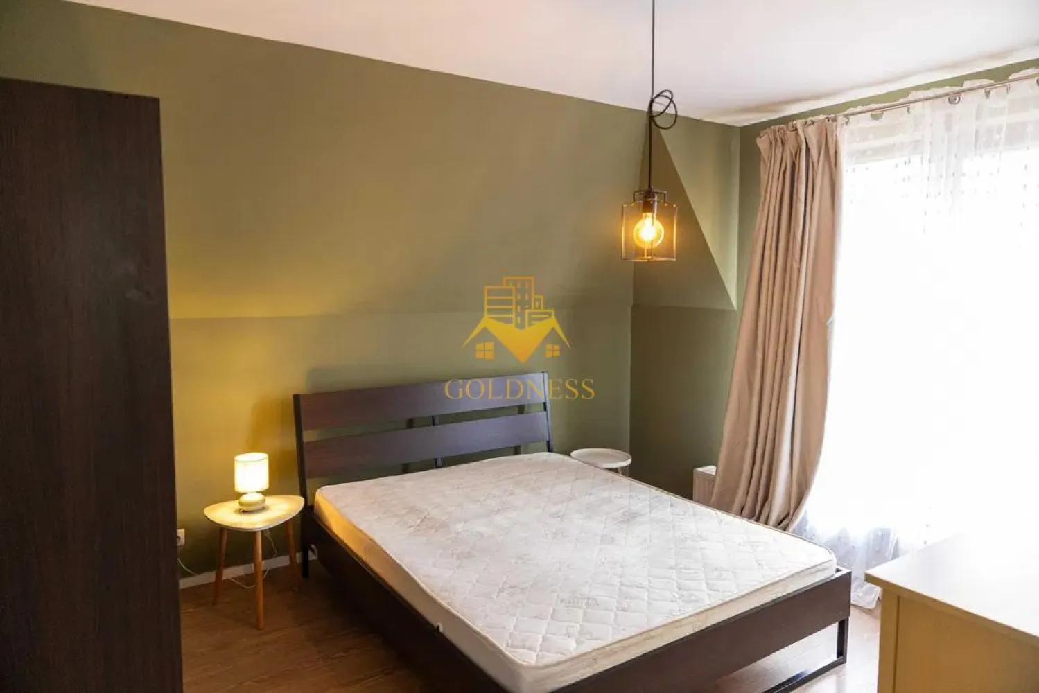 3 camere open space, Parcare, Modern, Pet Friendly, Europa - GOLDNESS Imobiliare vă propune spre închiriere un apartament cu 3 camere complet mobilat și utilat, la etajul 2 într-un imobil de 2 etaje, în Cartierul Europa. Dispune de loc de parcare inclus! Se află în apropierea stațiilor de transport în comun, magazine, restaurante, spații verzi, farmacii, etc. Apartamentul este compartimentat astfel: - dormitor cu pat matrimonial, dulap, noptiere - camera pentru birou, la cerere se poate adauga un pat - living cu bucatarie open space complet utilată și mobilată, canapea extensibilă, loc de servit masa - baie cu cada, calorifer port prosop și dulap pentru depozitare. - terasa de 7 mp. Imobilul este dotat cu toate cele necesare- centrală proprie, frigider, aragaz, hotă, mașină de spălat haine si vase, etc. Dacă sunteți interesați de acest apartament și doriți să îl vizionați, dar și pentru alte oferte nu ezitați să ne contactați telefonic sau prin e-mail. Vă stăm la dispoziție! Pentru intermediere se percepe un comision de 50% din prețul chiriei }}