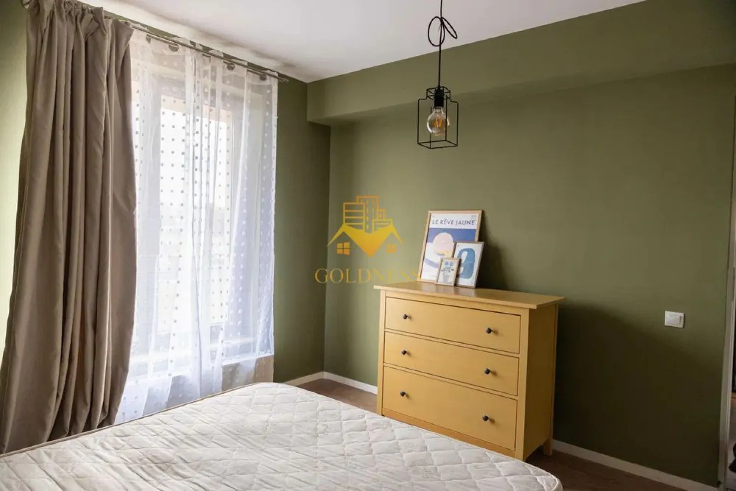 3 camere open space, Parcare, Modern, Pet Friendly, Europa - GOLDNESS Imobiliare vă propune spre închiriere un apartament cu 3 camere complet mobilat și utilat, la etajul 2 într-un imobil de 2 etaje, în Cartierul Europa. Dispune de loc de parcare inclus! Se află în apropierea stațiilor de transport în comun, magazine, restaurante, spații verzi, farmacii, etc. Apartamentul este compartimentat astfel: - dormitor cu pat matrimonial, dulap, noptiere - camera pentru birou, la cerere se poate adauga un pat - living cu bucatarie open space complet utilată și mobilată, canapea extensibilă, loc de servit masa - baie cu cada, calorifer port prosop și dulap pentru depozitare. - terasa de 7 mp. Imobilul este dotat cu toate cele necesare- centrală proprie, frigider, aragaz, hotă, mașină de spălat haine si vase, etc. Dacă sunteți interesați de acest apartament și doriți să îl vizionați, dar și pentru alte oferte nu ezitați să ne contactați telefonic sau prin e-mail. Vă stăm la dispoziție! Pentru intermediere se percepe un comision de 50% din prețul chiriei }}
