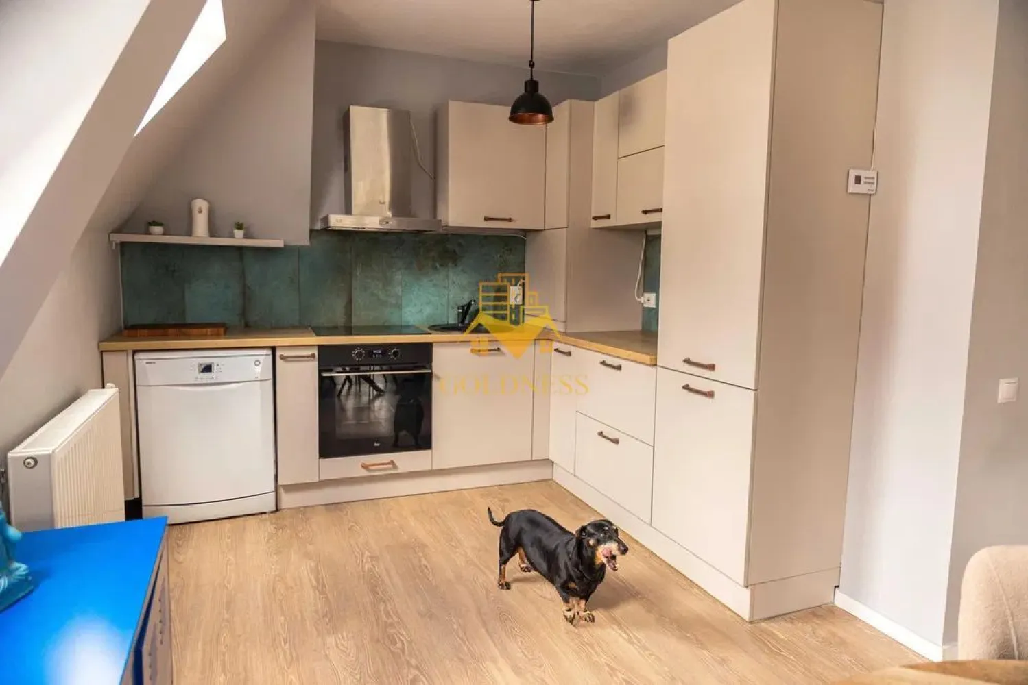 3 camere open space, Parcare, Modern, Pet Friendly, Europa - GOLDNESS Imobiliare vă propune spre închiriere un apartament cu 3 camere complet mobilat și utilat, la etajul 2 într-un imobil de 2 etaje, în Cartierul Europa. Dispune de loc de parcare inclus! Se află în apropierea stațiilor de transport în comun, magazine, restaurante, spații verzi, farmacii, etc. Apartamentul este compartimentat astfel: - dormitor cu pat matrimonial, dulap, noptiere - camera pentru birou, la cerere se poate adauga un pat - living cu bucatarie open space complet utilată și mobilată, canapea extensibilă, loc de servit masa - baie cu cada, calorifer port prosop și dulap pentru depozitare. - terasa de 7 mp. Imobilul este dotat cu toate cele necesare- centrală proprie, frigider, aragaz, hotă, mașină de spălat haine si vase, etc. Dacă sunteți interesați de acest apartament și doriți să îl vizionați, dar și pentru alte oferte nu ezitați să ne contactați telefonic sau prin e-mail. Vă stăm la dispoziție! Pentru intermediere se percepe un comision de 50% din prețul chiriei }}