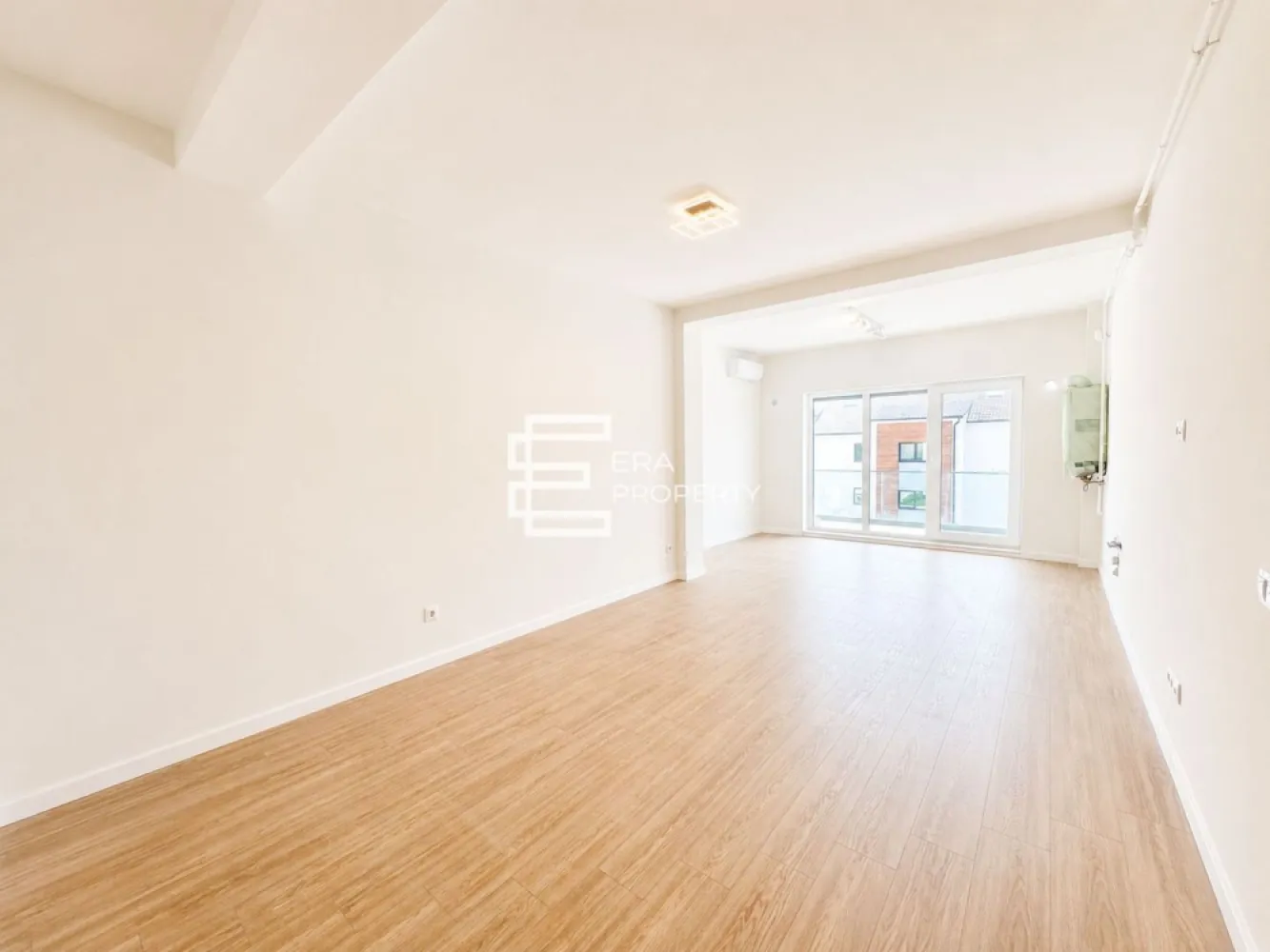 Apartament 2 camere | 52 mp Utili | DaVinci Homes | Predare la Cheie - Apartament 2 camere | 52 mp Utili | etaj 1 | DaVinci Homes | Predare la Cheie

Descoperă un apartament modern cu 2 camere, situat în ansamblul rezidențial DaVinci Homes, una dintre cele mai apreciate zone rezidențiale din vestul municipiului Sibiu.

Suprafață utilă: 52,24 mp
Logie generoasă: 10,41 mp
O locație care îți economisește timp

Amplasarea ansamblului îți oferă un avantaj important în viața de zi cu zi:
Acces rapid către principalele zone ale orașului
Fără ambuteiaje la plecarea spre serviciu
Fără trafic aglomerat la întoarcerea acasă
Economisești timp prețios în fiecare zi
Construcție premium și eficiență energetică

Apartamentul face parte dintr-un imobil construit la standarde superioare, cu accent pe confort, durabilitate și consum redus de energie.

Dotări:
Încălzire în pardoseală
Centrală termică în condensare
Aer condiționat inclus
Jaluzele exterioare electrice
Tâmplărie PVC cu 5 camere și geam tripan
Izolație cu vată bazaltică
Logie finisată cu granit și balustradă din sticlă securizată
Casa scării placată cu granit
Fațadă decorată cu piatră naturală și lemn din larice siberian
Un cartier conceput pentru confort

Modalități de achiziție
𝐋𝐚 𝐜𝐡𝐞𝐢𝐞 – 𝟏𝟏𝟒.𝟓𝟎𝟎 €
𝐂𝐨𝐦𝐩𝐥𝐞𝐭 𝐦𝐨𝐛𝐢𝐥𝐚𝐭 𝐬𝐢 𝐮𝐭𝐢𝐥𝐚𝐭 – 𝟏𝟑𝟓.𝟎𝟎𝟎 €

𝑷𝒍𝒂𝒕𝒂 𝒊𝒏 𝒓𝒂𝒕𝒆 𝒅𝒊𝒓𝒆𝒄𝒕 𝒍𝒂 𝒅𝒆𝒛𝒗𝒐𝒍𝒕𝒂𝒕𝒐𝒓, 𝒄𝒖 𝒂𝒗𝒂𝒏𝒔 𝒎𝒊𝒏𝒊𝒎 𝒅𝒆 50%. 𝑪𝒐𝒏𝒅𝒊𝒕𝒊𝒊𝒍𝒆 𝒅𝒆 𝒇𝒊𝒏𝒂𝒏𝒕𝒂𝒓𝒆 𝒔𝒖𝒏𝒕 𝒑𝒆𝒓𝒔𝒐𝒏𝒂𝒍𝒊𝒛𝒂𝒕𝒆 𝒔𝒊 𝒔𝒆 𝒔𝒕𝒂𝒃𝒊𝒍𝒆𝒔𝒄 𝒊𝒏 𝒄𝒂𝒅𝒓𝒖𝒍 𝒃𝒊𝒓𝒐𝒖𝒍𝒖𝒊 𝒅𝒆 𝒗𝒂𝒏𝒛𝒂𝒓𝒊.

DaVinci Homes se remarcă prin densitatea redusă a construcțiilor și suprafețele generoase dedicate spațiilor verzi, oferind un stil de viață liniștit și echilibrat.

Beneficii:
45% din suprafața ansamblului este destinată spațiilor verzi
Sistem automat de irigare
Arbori ornamentali maturi
Priveliște panoramică spre Munții Făgăraș
Balcoane cu orientare sudică
Loc de parcare inclus
Locuri de joacă pentru copii
Drumuri complet asfaltate și amenajate
Vile dispuse în trepte de nivel pentru mai multă lumină și intimitate
4 căi de acces în și din ansamblu

Comision 0% pentru cumpărător.