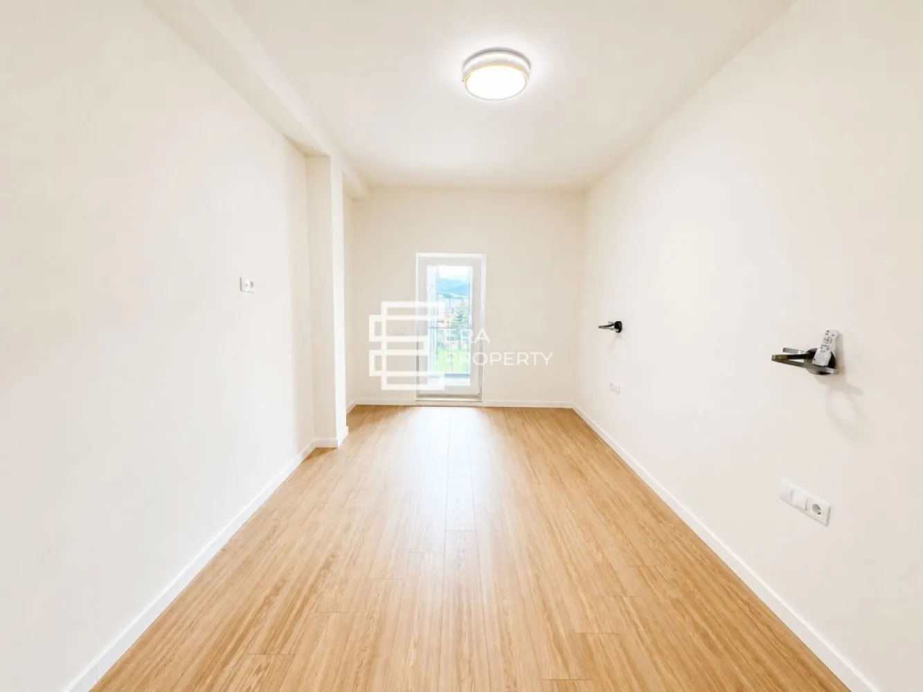 Apartament 2 camere | 52 mp Utili | DaVinci Homes | Predare la Cheie - Apartament 2 camere | 52 mp Utili | etaj 1 | DaVinci Homes | Predare la Cheie

Descoperă un apartament modern cu 2 camere, situat în ansamblul rezidențial DaVinci Homes, una dintre cele mai apreciate zone rezidențiale din vestul municipiului Sibiu.

Suprafață utilă: 52,24 mp
Logie generoasă: 10,41 mp
O locație care îți economisește timp

Amplasarea ansamblului îți oferă un avantaj important în viața de zi cu zi:
Acces rapid către principalele zone ale orașului
Fără ambuteiaje la plecarea spre serviciu
Fără trafic aglomerat la întoarcerea acasă
Economisești timp prețios în fiecare zi
Construcție premium și eficiență energetică

Apartamentul face parte dintr-un imobil construit la standarde superioare, cu accent pe confort, durabilitate și consum redus de energie.

Dotări:
Încălzire în pardoseală
Centrală termică în condensare
Aer condiționat inclus
Jaluzele exterioare electrice
Tâmplărie PVC cu 5 camere și geam tripan
Izolație cu vată bazaltică
Logie finisată cu granit și balustradă din sticlă securizată
Casa scării placată cu granit
Fațadă decorată cu piatră naturală și lemn din larice siberian
Un cartier conceput pentru confort

Modalități de achiziție
𝐋𝐚 𝐜𝐡𝐞𝐢𝐞 – 𝟏𝟏𝟒.𝟓𝟎𝟎 €
𝐂𝐨𝐦𝐩𝐥𝐞𝐭 𝐦𝐨𝐛𝐢𝐥𝐚𝐭 𝐬𝐢 𝐮𝐭𝐢𝐥𝐚𝐭 – 𝟏𝟑𝟓.𝟎𝟎𝟎 €

𝑷𝒍𝒂𝒕𝒂 𝒊𝒏 𝒓𝒂𝒕𝒆 𝒅𝒊𝒓𝒆𝒄𝒕 𝒍𝒂 𝒅𝒆𝒛𝒗𝒐𝒍𝒕𝒂𝒕𝒐𝒓, 𝒄𝒖 𝒂𝒗𝒂𝒏𝒔 𝒎𝒊𝒏𝒊𝒎 𝒅𝒆 50%. 𝑪𝒐𝒏𝒅𝒊𝒕𝒊𝒊𝒍𝒆 𝒅𝒆 𝒇𝒊𝒏𝒂𝒏𝒕𝒂𝒓𝒆 𝒔𝒖𝒏𝒕 𝒑𝒆𝒓𝒔𝒐𝒏𝒂𝒍𝒊𝒛𝒂𝒕𝒆 𝒔𝒊 𝒔𝒆 𝒔𝒕𝒂𝒃𝒊𝒍𝒆𝒔𝒄 𝒊𝒏 𝒄𝒂𝒅𝒓𝒖𝒍 𝒃𝒊𝒓𝒐𝒖𝒍𝒖𝒊 𝒅𝒆 𝒗𝒂𝒏𝒛𝒂𝒓𝒊.

DaVinci Homes se remarcă prin densitatea redusă a construcțiilor și suprafețele generoase dedicate spațiilor verzi, oferind un stil de viață liniștit și echilibrat.

Beneficii:
45% din suprafața ansamblului este destinată spațiilor verzi
Sistem automat de irigare
Arbori ornamentali maturi
Priveliște panoramică spre Munții Făgăraș
Balcoane cu orientare sudică
Loc de parcare inclus
Locuri de joacă pentru copii
Drumuri complet asfaltate și amenajate
Vile dispuse în trepte de nivel pentru mai multă lumină și intimitate
4 căi de acces în și din ansamblu

Comision 0% pentru cumpărător.