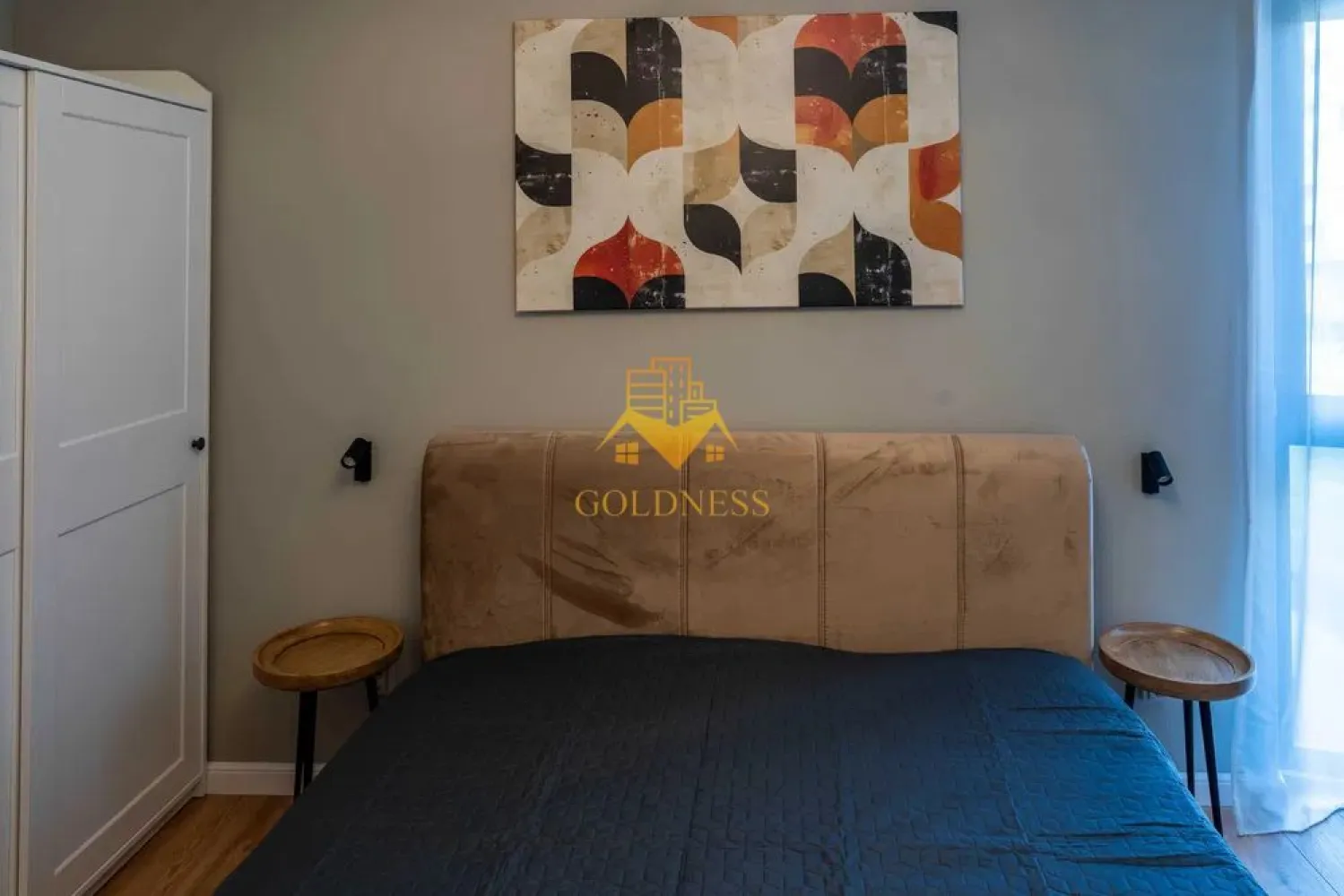 2 camere, premium, bloc nou, Marasti, The Nest, The Office, 21 Dec - GOLDNESS Imobiliare vă propune spre închiriere un apartament cu 2 camere complet mobilat și utilat, la etajul 1 într-un imobil de 7 etaje, în cartierul Marasti. Apartamentul este compartimentat astfel: - dormitor cu pat matrimonial, dressing, noptiere - living cu bucatarie open-space complet utilată, canapea extensibla, loc de servit masa - baie cu cabina de dus, calorifer port prosop inox și dulap pentru depozitare. - terasa de 8 mp. Imobilul este dotat cu toate cele necesare- centrală proprie, mașină de spălat haine, frigider, plită electrică, hotă, TV, etc. Se află în apropierea stațiilor de transport în comun, magazine, restaurante, spații verzi, farmacii, etc. Pentru moment nu dispune de loc de parcare! Dacă sunteți interesați de acest apartament și doriți să îl vizionați, dar și pentru alte oferte sau detalii nu ezitați să ne contactați telefonic sau prin e-mail - goldnessimobiliare@gmail.com. Vă stăm la dispoziție! }}