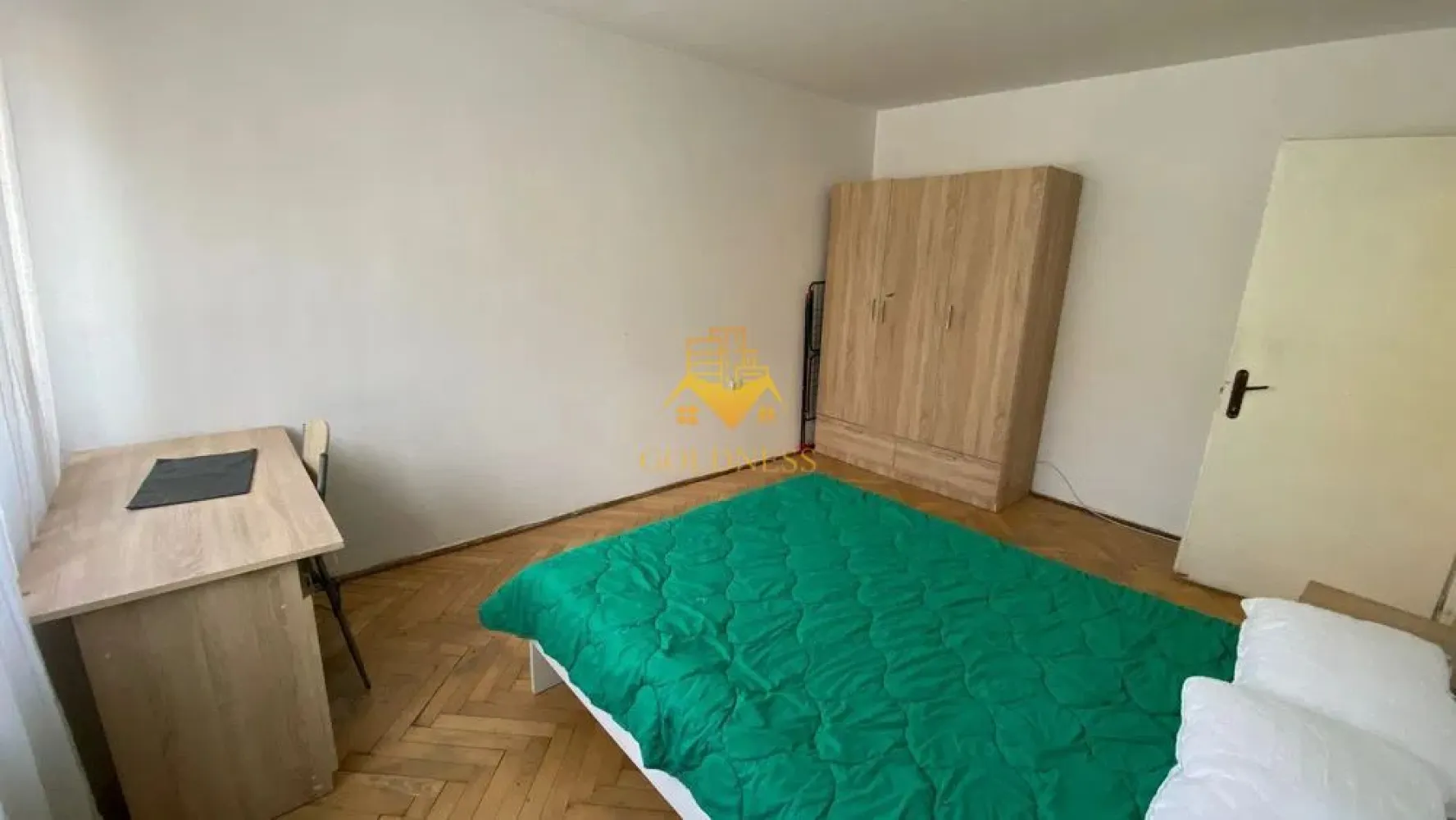 2 camere, decomandate, modern, Horea Zona Facultatea de Litere, Crisan - GOLDNESS Imobiliare vă propune spre închiriere un apartament cu 2 camere complet mobilat și utilat, la parter într-un imobil de 4 etaje, în Zona Centrala. Se află în apropierea stațiilor de transport în comun, magazine, restaurante, spații verzi, farmacii, etc. Apartamentul este compartimentat astfel: - dormitor cu pat matrimonial, dressing, noptiere - dormitor cu pat matrimonial, dressing, noptiere - bucatarie complet mobilata, utilata, loc de luat masa - baie cu cada, calorifer port prosop și dulap pentru depozitare. Imobilul este dotat cu toate cele necesare- centrală proprie, frigider, aragaz, hotă, mașină de spălat haine, etc. Dacă sunteți interesați de acest apartament și doriți să îl vizionați, dar și pentru alte oferte nu ezitați să ne contactați telefonic sau prin e-mail. Vă stăm la dispoziție! Pentru intermediere se percepe un comision de 50% din prețul chiriei! }}