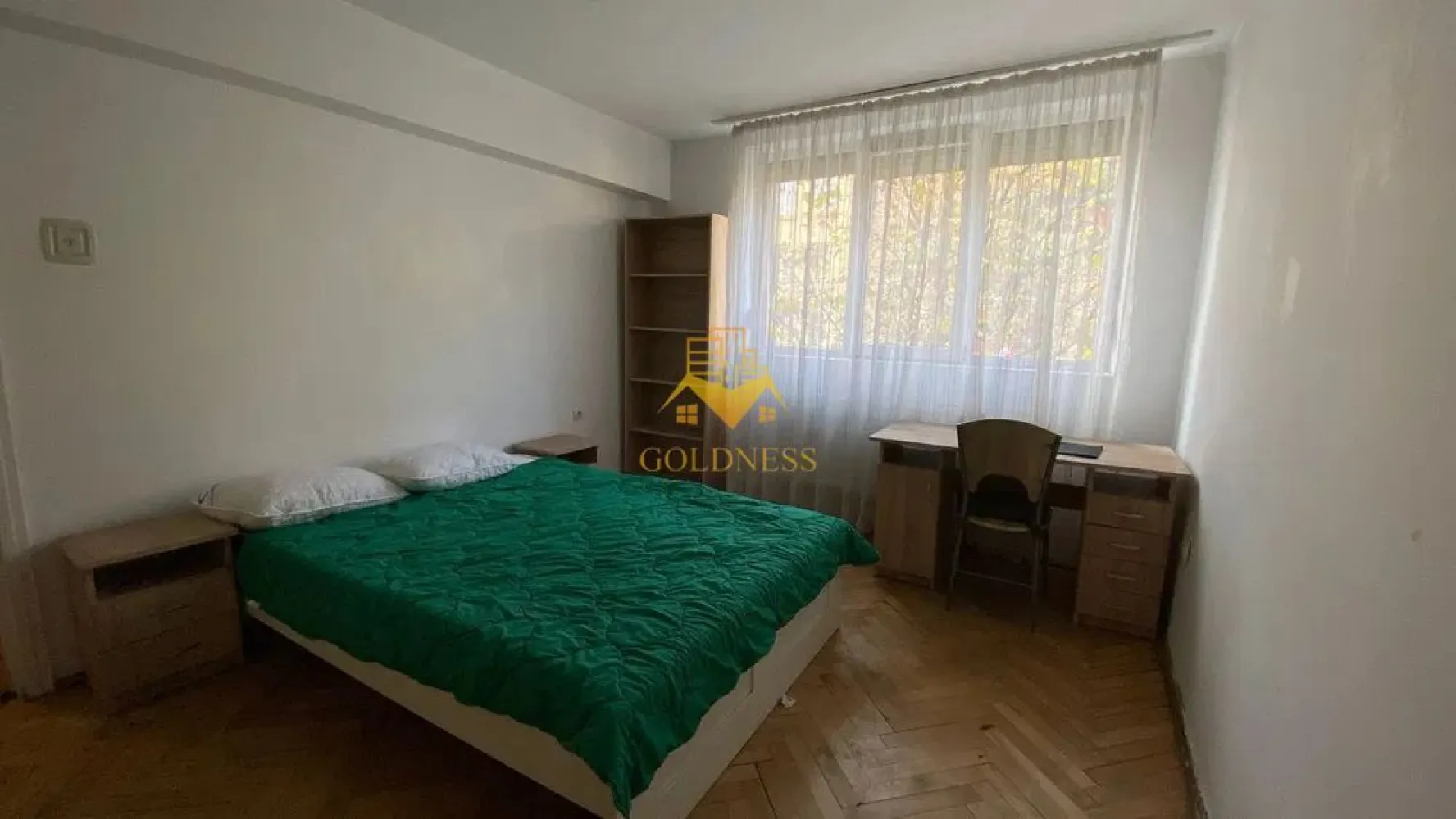 2 camere, decomandate, modern, Horea Zona Facultatea de Litere, Crisan - GOLDNESS Imobiliare vă propune spre închiriere un apartament cu 2 camere complet mobilat și utilat, la parter într-un imobil de 4 etaje, în Zona Centrala. Se află în apropierea stațiilor de transport în comun, magazine, restaurante, spații verzi, farmacii, etc. Apartamentul este compartimentat astfel: - dormitor cu pat matrimonial, dressing, noptiere - dormitor cu pat matrimonial, dressing, noptiere - bucatarie complet mobilata, utilata, loc de luat masa - baie cu cada, calorifer port prosop și dulap pentru depozitare. Imobilul este dotat cu toate cele necesare- centrală proprie, frigider, aragaz, hotă, mașină de spălat haine, etc. Dacă sunteți interesați de acest apartament și doriți să îl vizionați, dar și pentru alte oferte nu ezitați să ne contactați telefonic sau prin e-mail. Vă stăm la dispoziție! Pentru intermediere se percepe un comision de 50% din prețul chiriei! }}